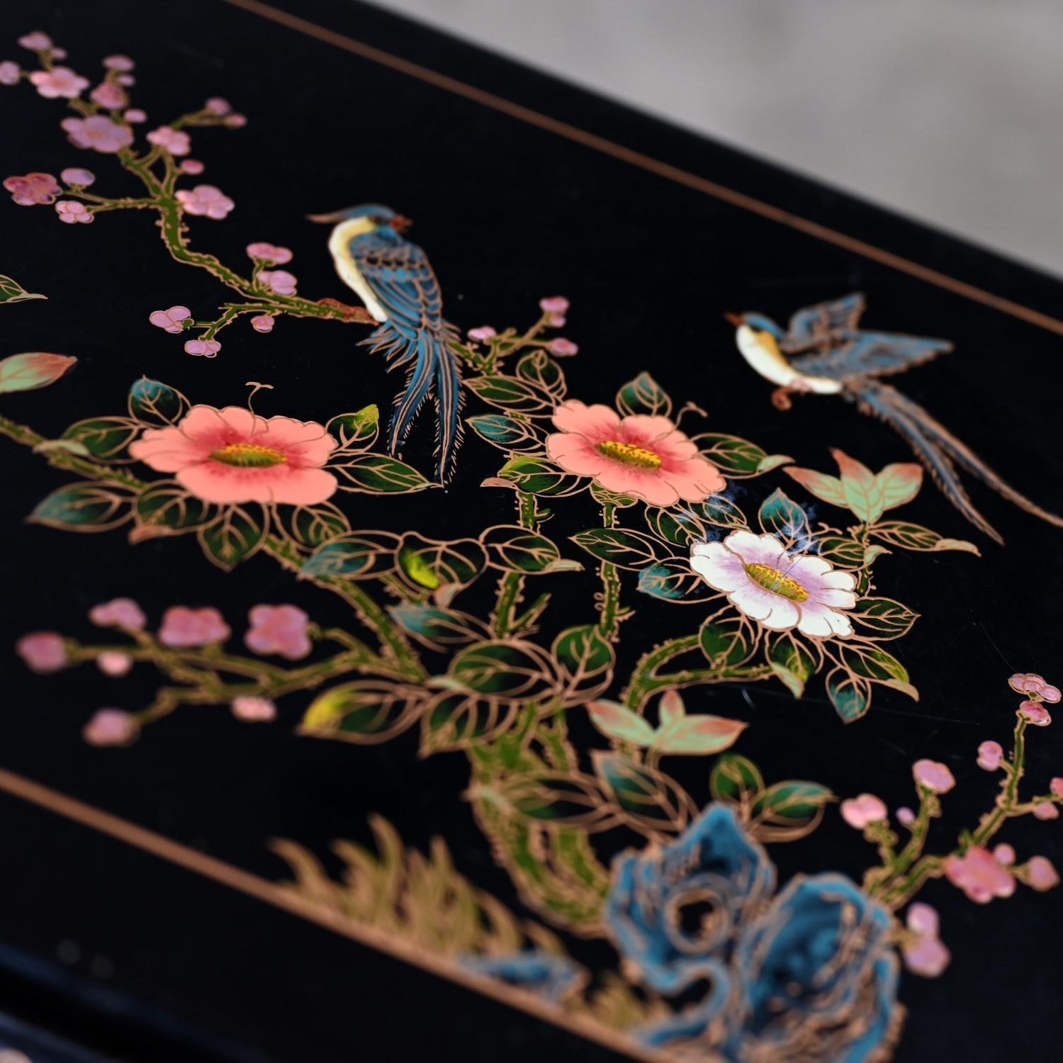 Paire de tables d'appoint ou de bout laquées noires avec pieds de style Ming en vente 8