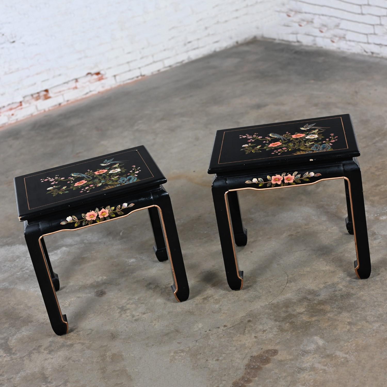Exquise paire de tables d'appoint laquées noires de style Chinoiserie avec des pieds droits, des pieds Ming et des détails asiatiques peints à la main. Byit, en gardant à l'esprit qu'il s'agit d'une pièce vintage et non pas neuve, qui présentera