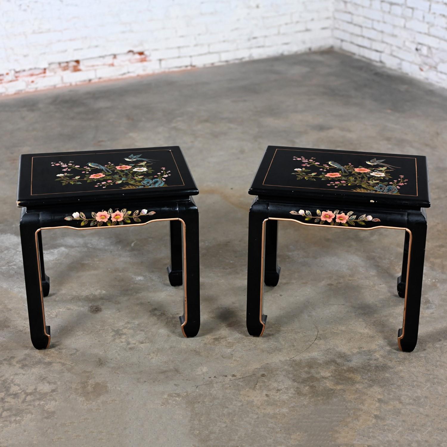 Exportation chinoise Paire de tables d'appoint ou de bout laquées noires avec pieds de style Ming en vente