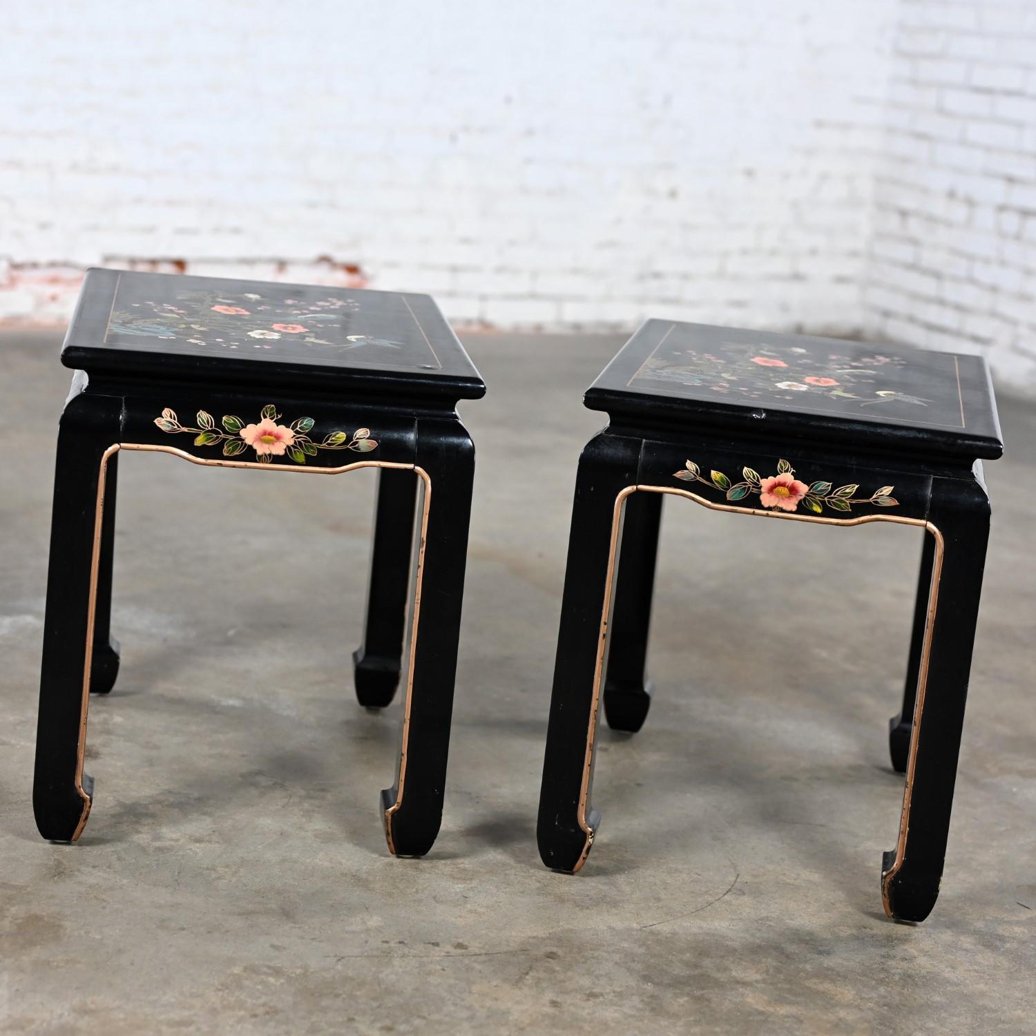 Chinois Paire de tables d'appoint ou de bout laquées noires avec pieds de style Ming en vente