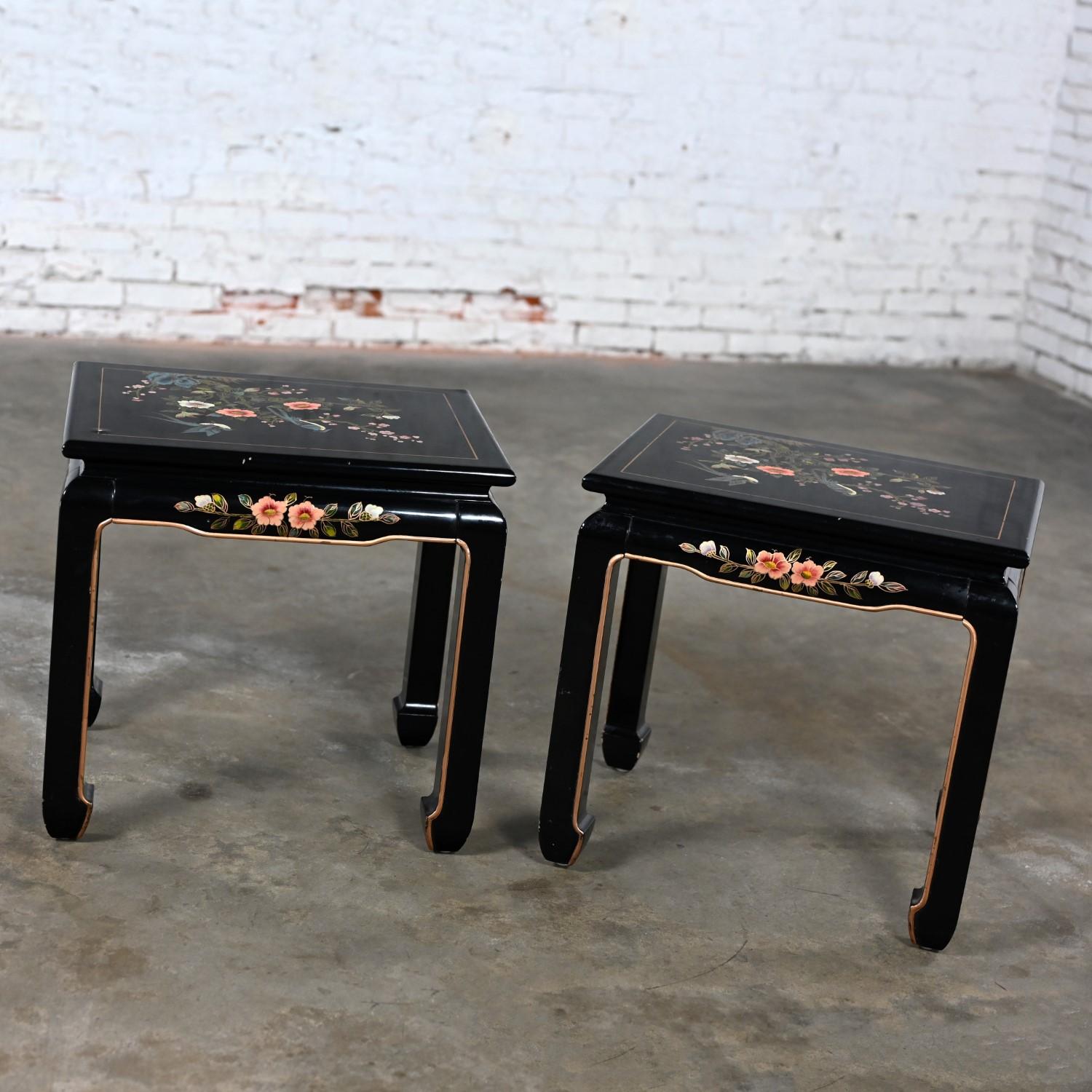 Paire de tables d'appoint ou de bout laquées noires avec pieds de style Ming Bon état - En vente à Topeka, KS