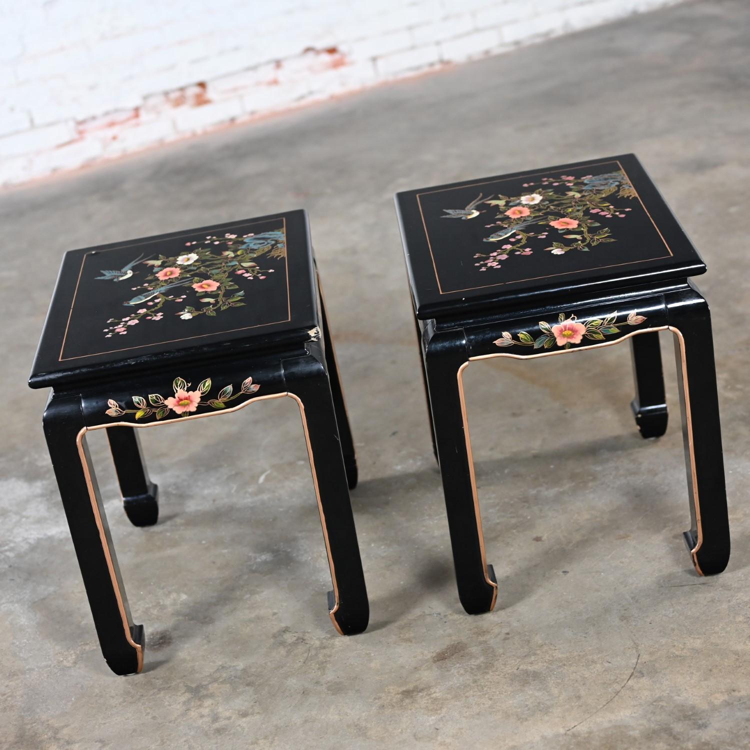 20ième siècle Paire de tables d'appoint ou de bout laquées noires avec pieds de style Ming en vente
