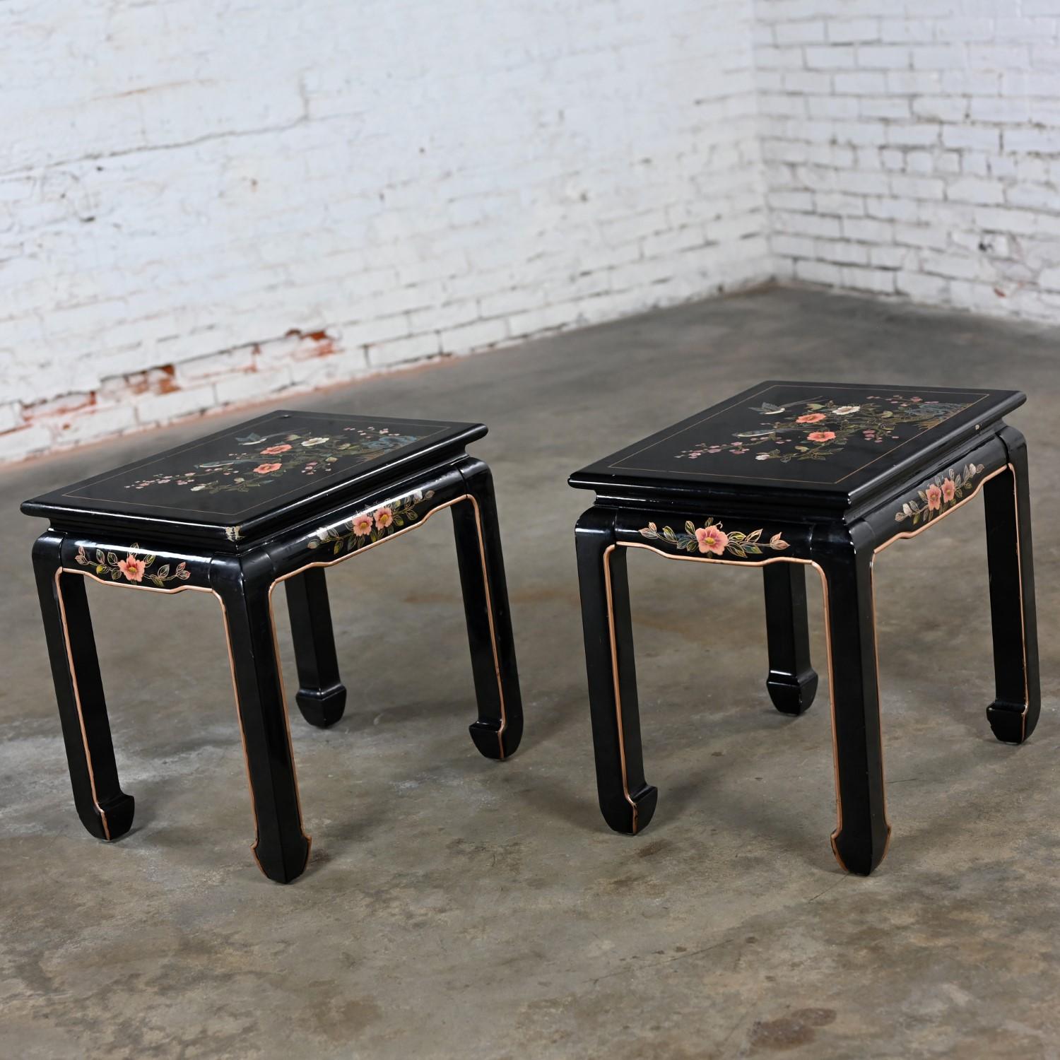 Bois Paire de tables d'appoint ou de bout laquées noires avec pieds de style Ming en vente