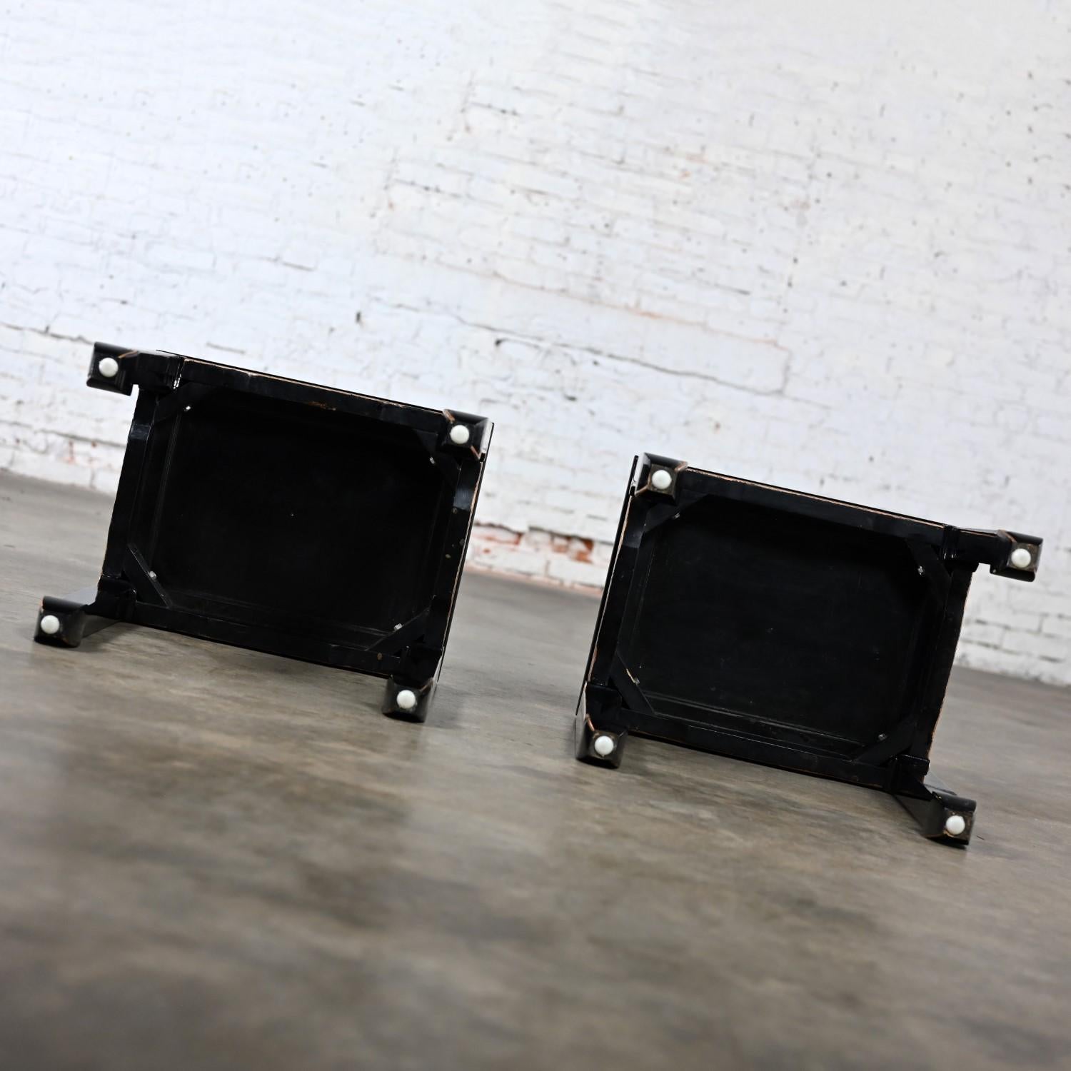 Paire de tables d'appoint ou de bout laquées noires avec pieds de style Ming en vente 1
