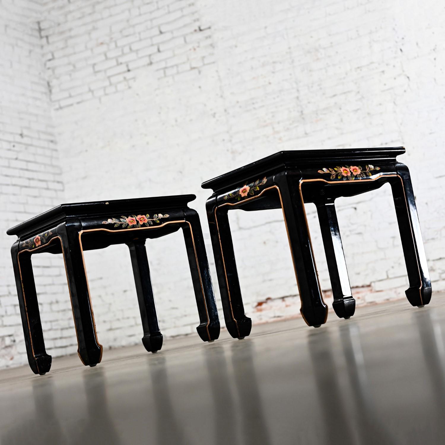 Paire de tables d'appoint ou de bout laquées noires avec pieds de style Ming en vente 2