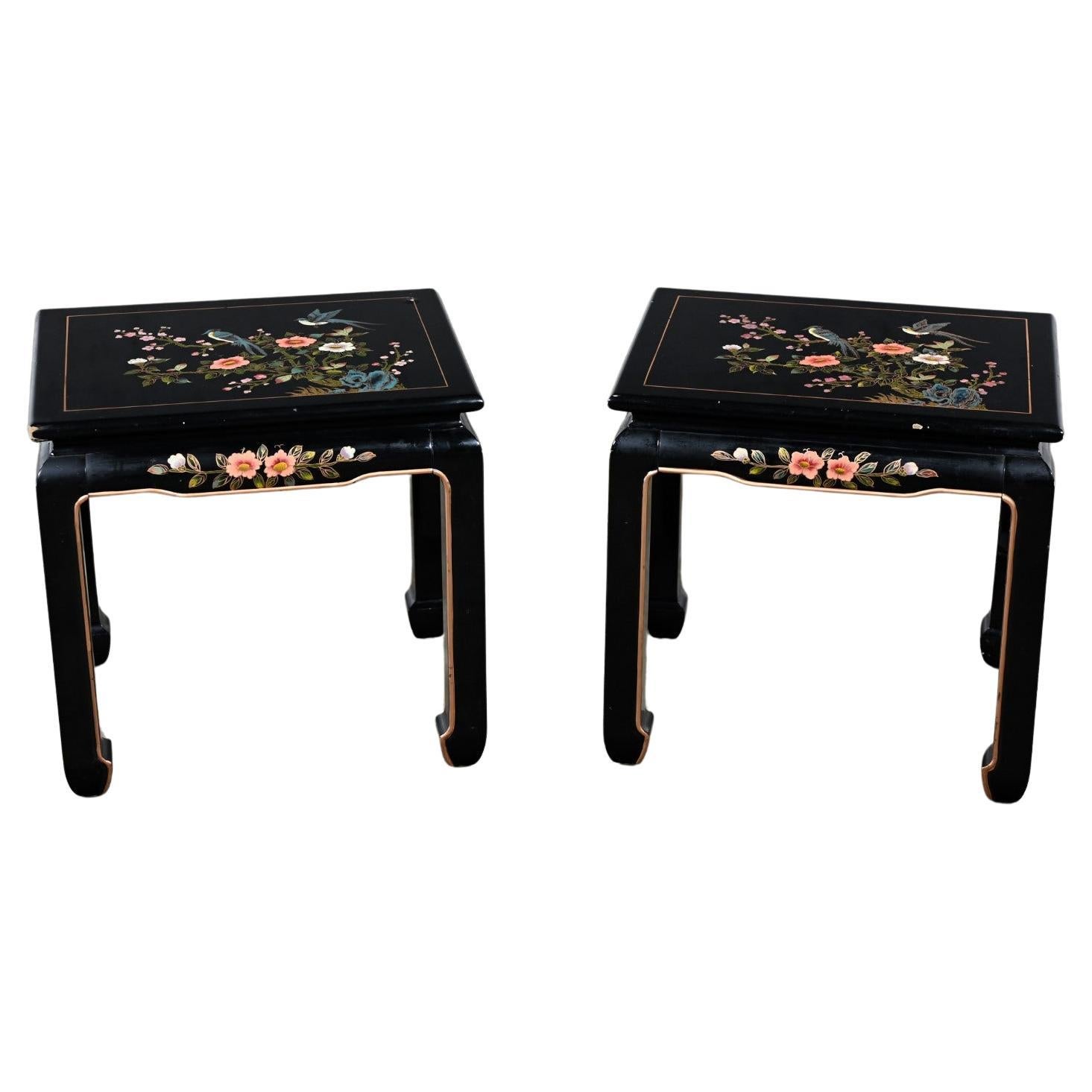 Distressed Chinoiserie Pair Schwarz lackiert Ende oder Beistelltische Ming Stil Füße