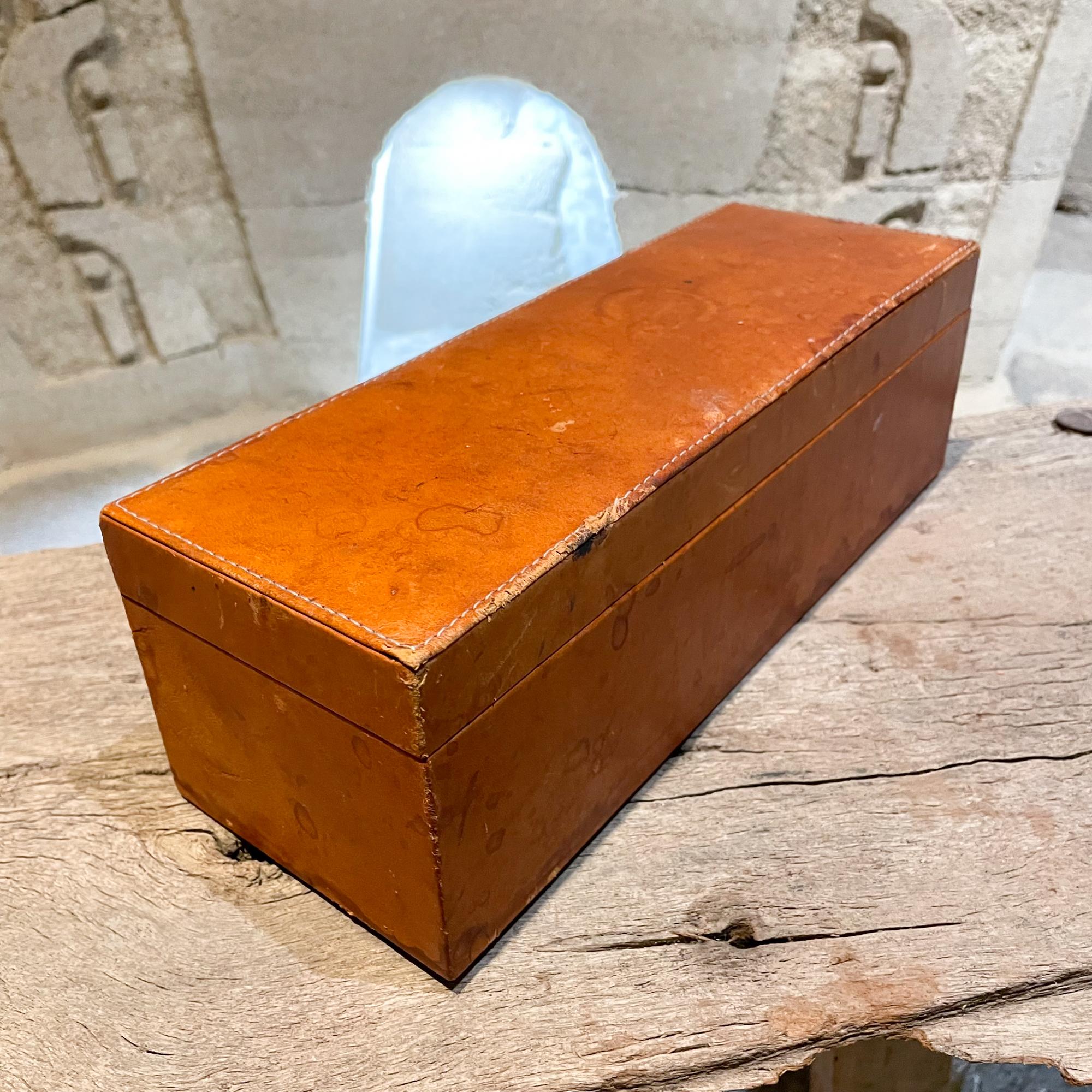 In the style of HERMES distressed leather wrapped box in Cognac Carmel color.
Handcrafted by Piel Canela. Label present. Juarez Mexico City.
Interior features sectioned compartments.
Contrast stitching.
Measures: 12.5 L x 4.75 W x 4 H