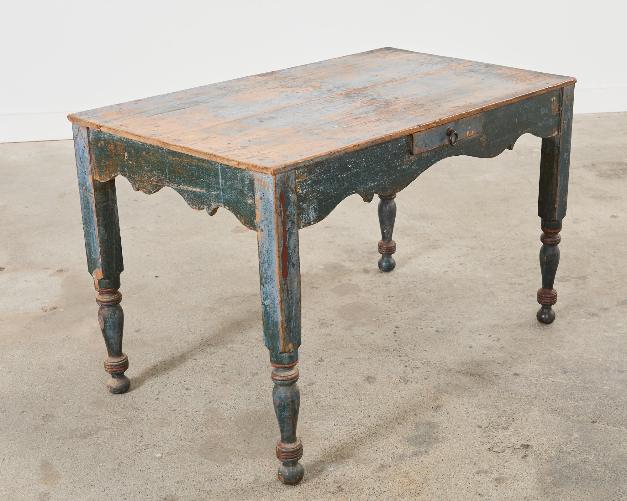 Table de salle à manger Country Farmhouse peinte en pin vieilli en vente 7