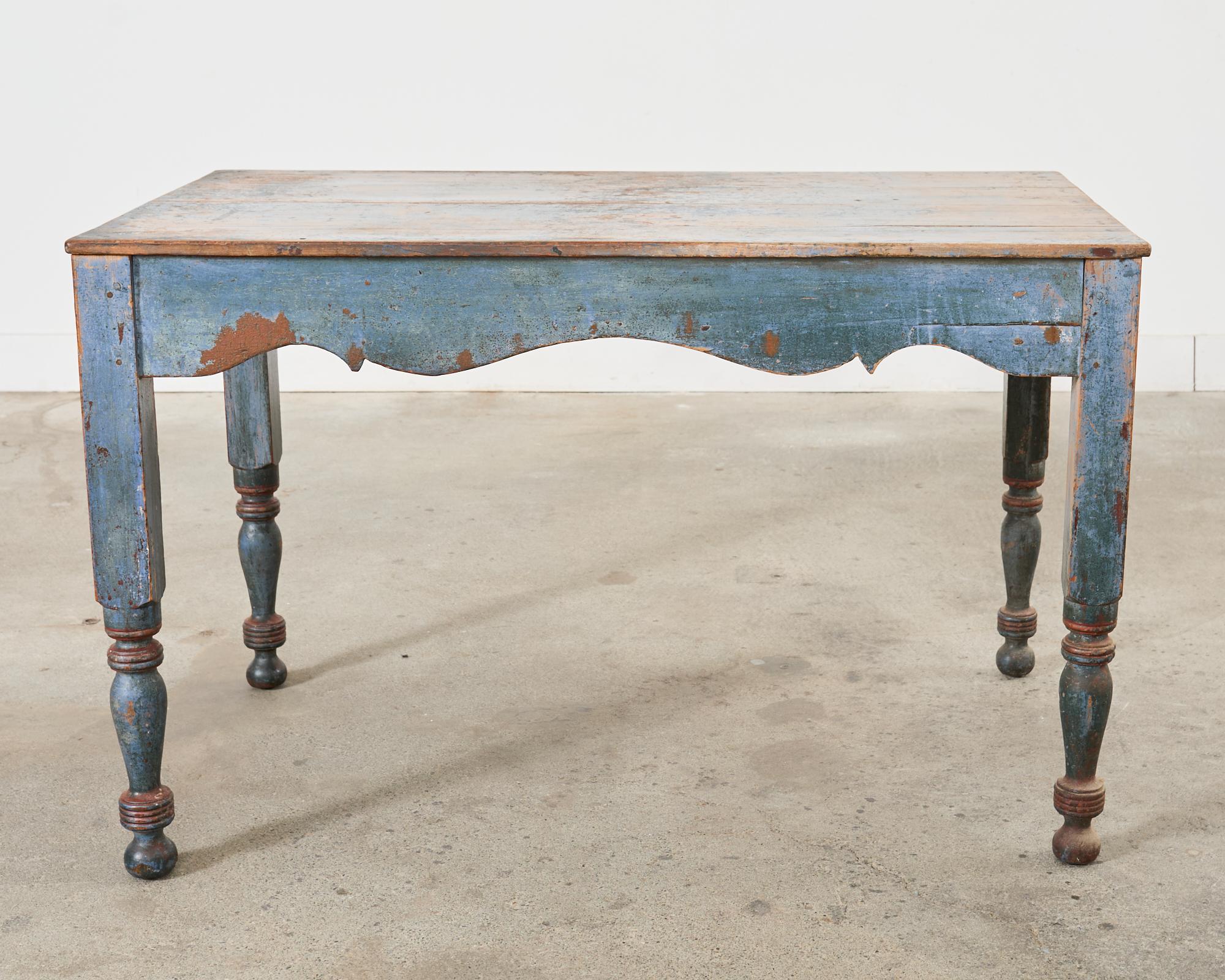 Table de salle à manger Country Farmhouse peinte en pin vieilli en vente 13