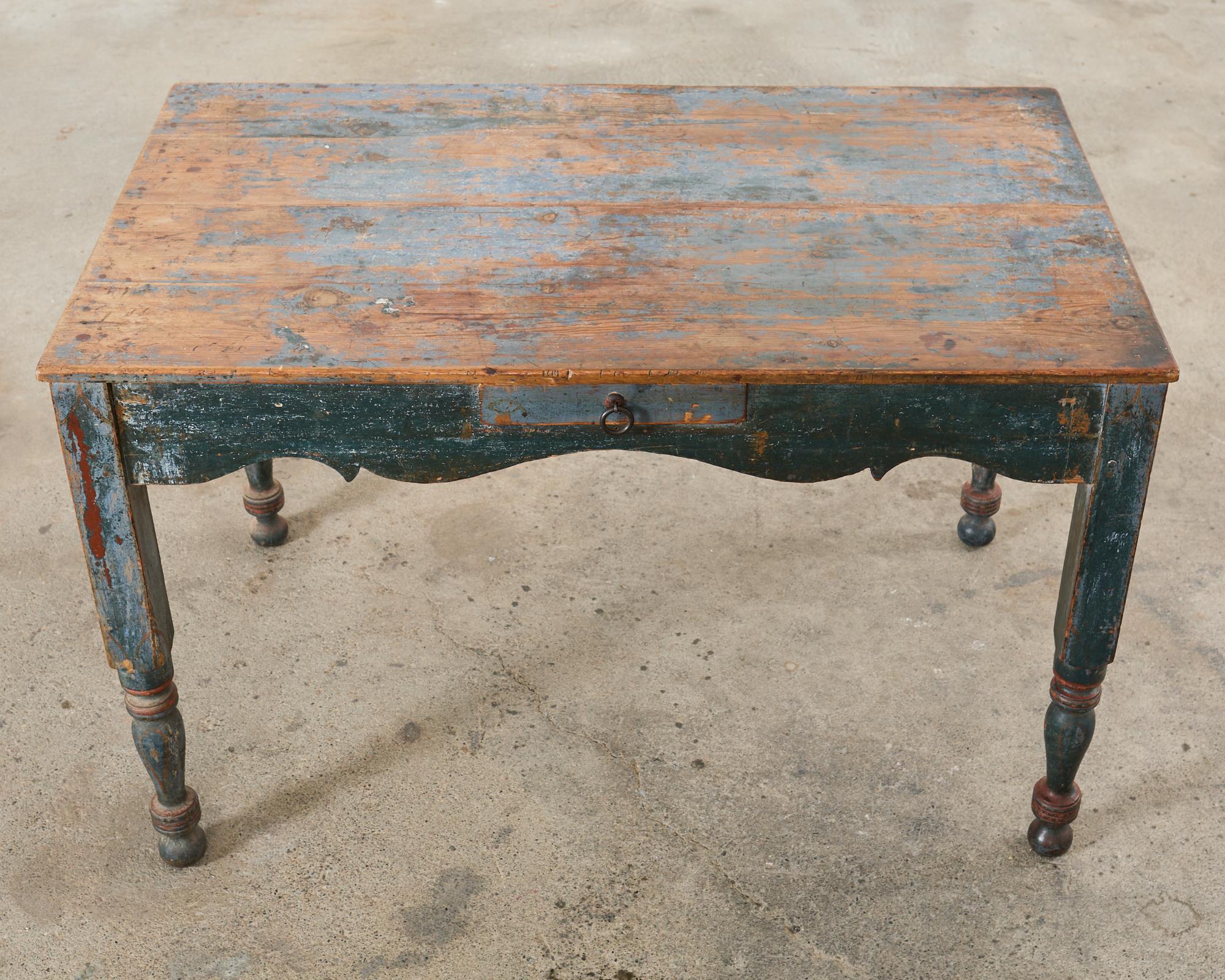 20ième siècle Table de salle à manger Country Farmhouse peinte en pin vieilli en vente