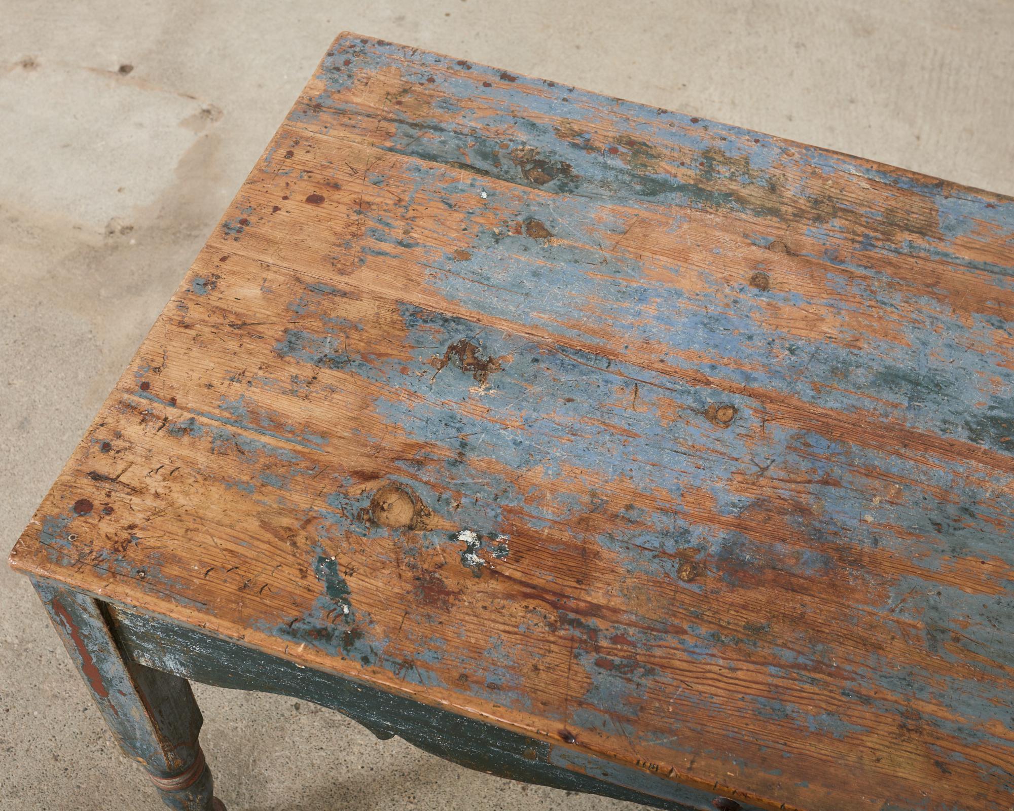 Table de salle à manger Country Farmhouse peinte en pin vieilli en vente 1