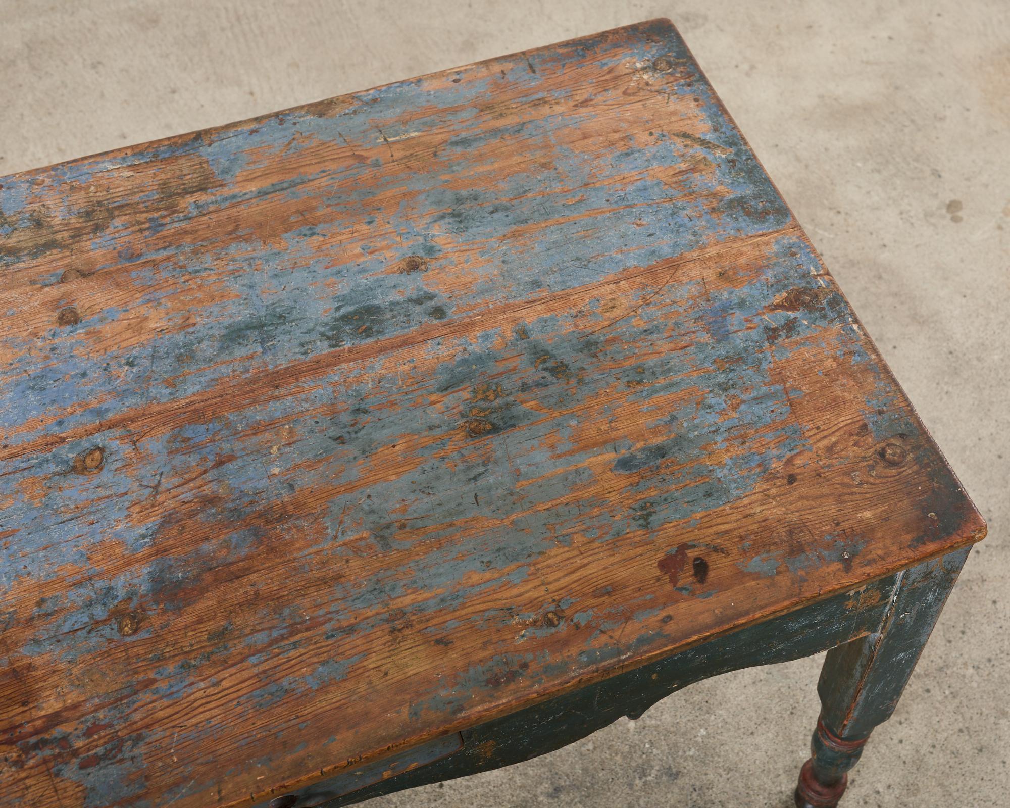 Table de salle à manger Country Farmhouse peinte en pin vieilli en vente 2