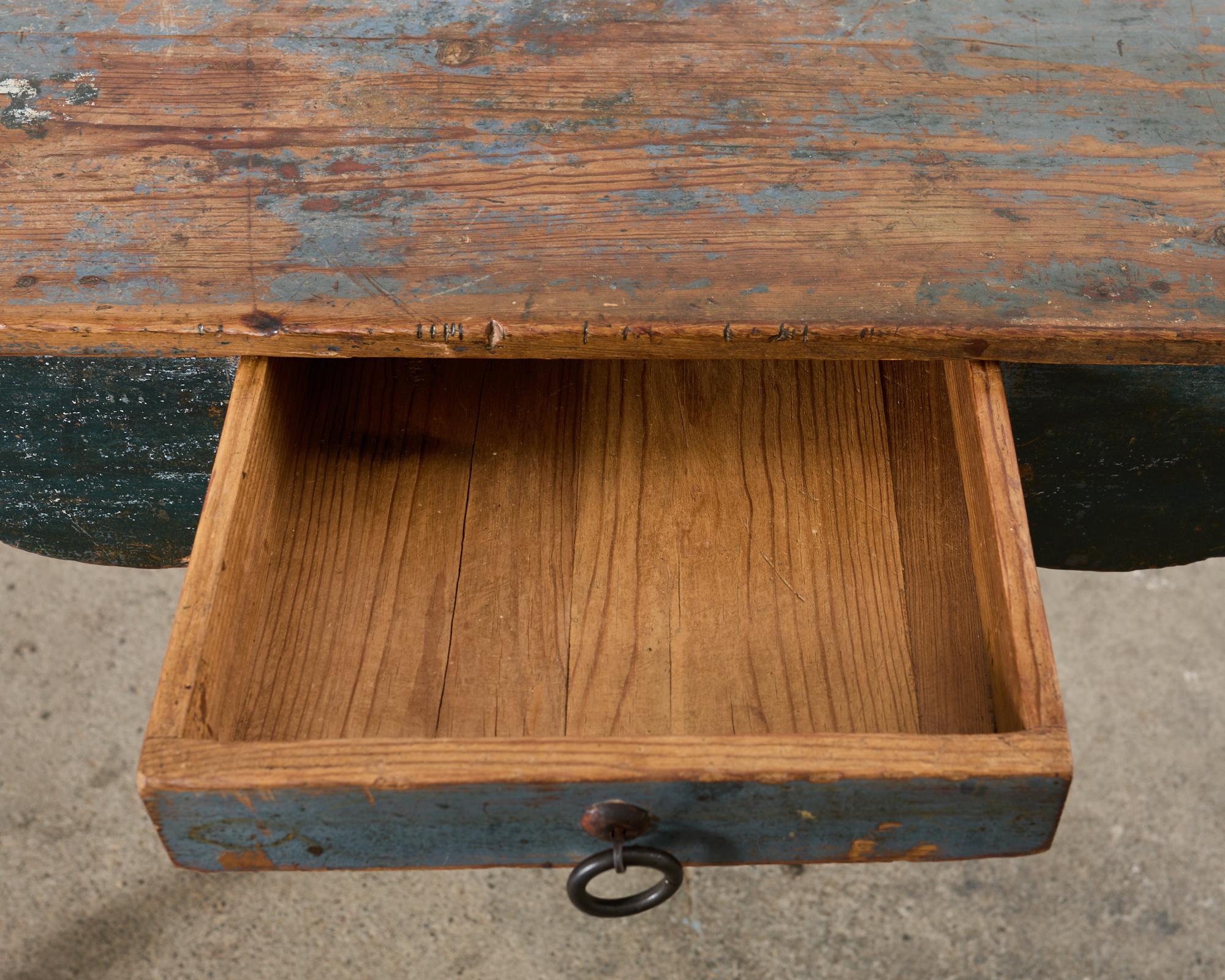 Table de salle à manger Country Farmhouse peinte en pin vieilli en vente 3