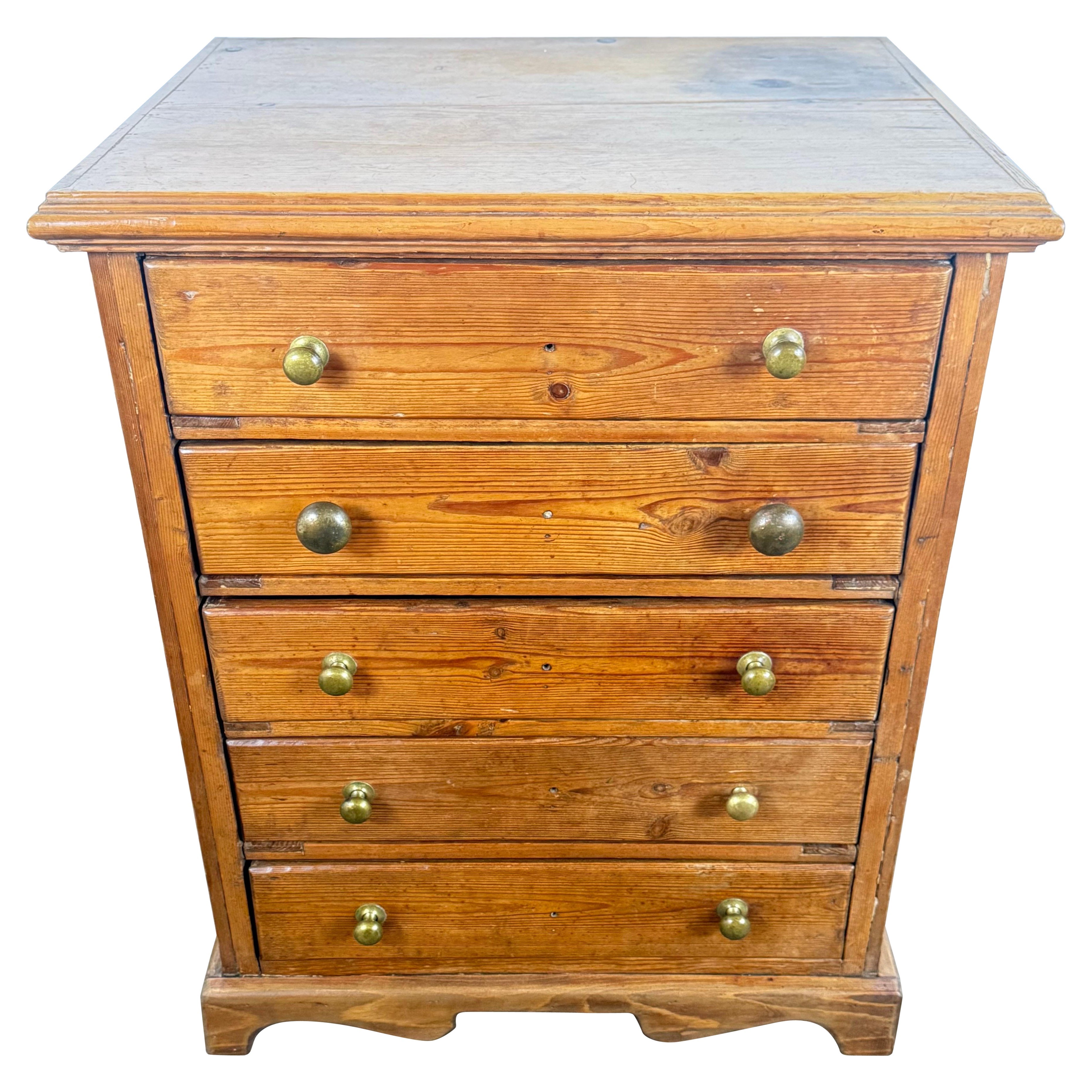Early 20th-Century Pine Chest of Drawers with Original Brass Knobs For Sale