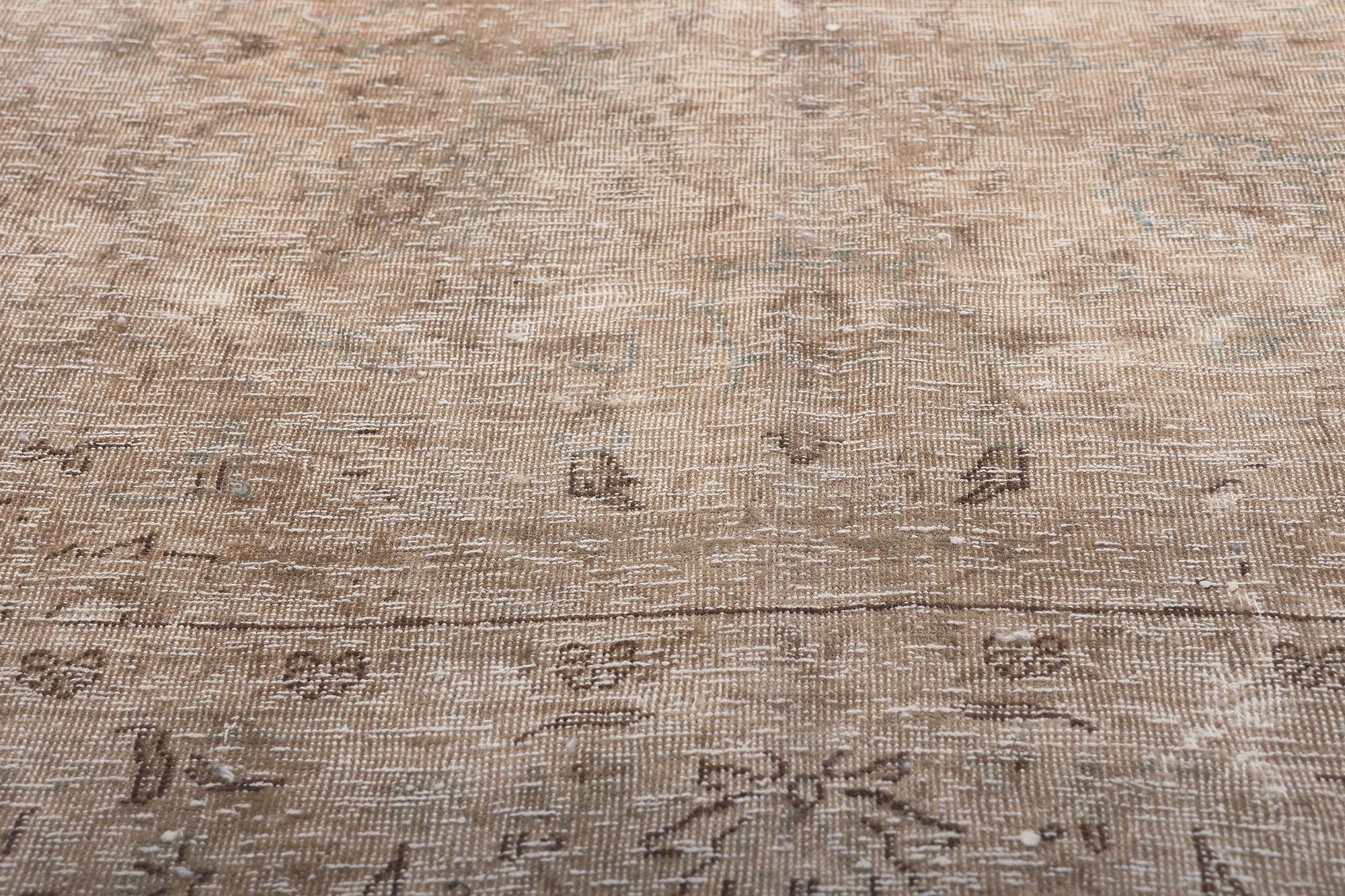 Noué à la main Tapis persan vintage délavé, le luxe industriel rencontre l'Elegance des tons de terre en vente