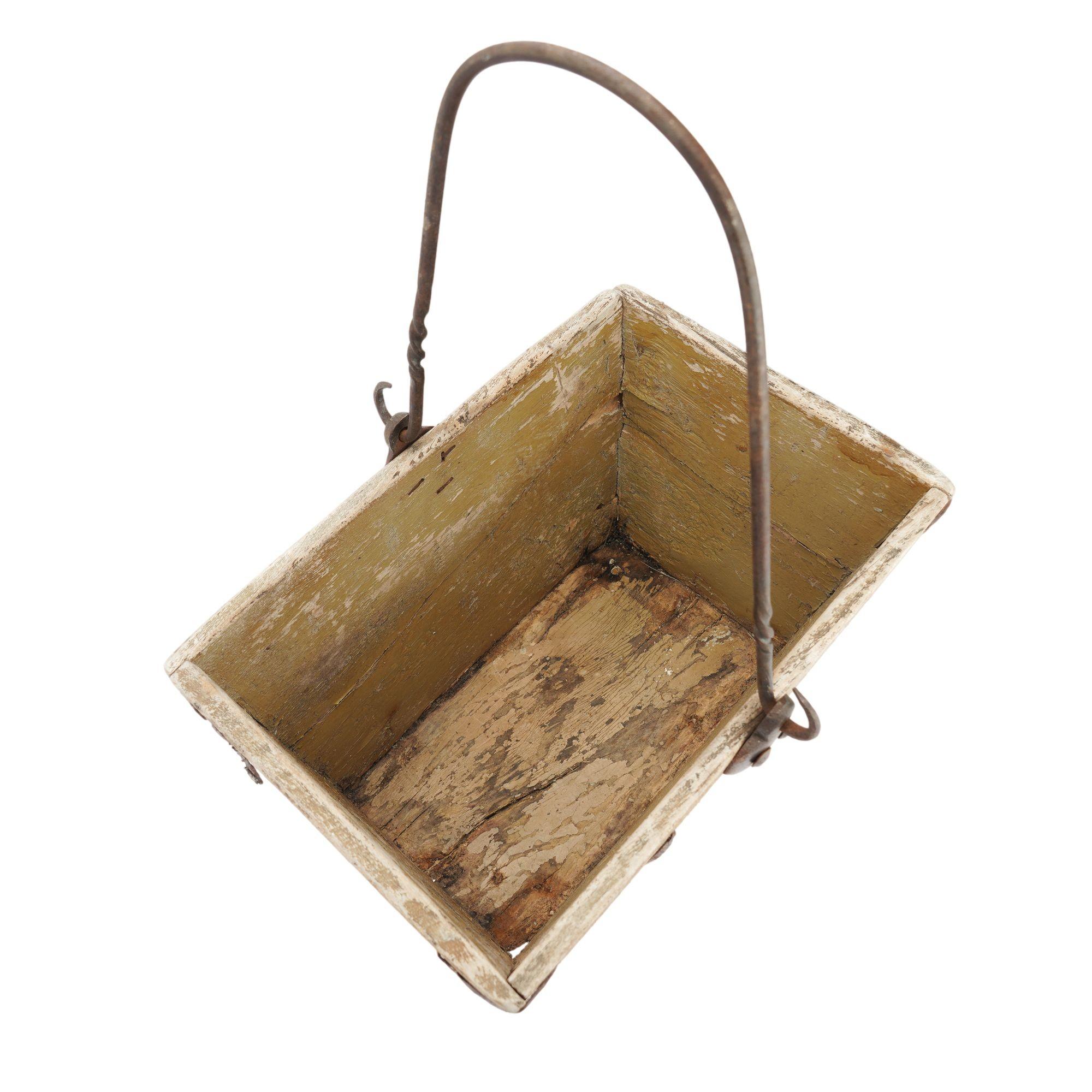Distressed French painted wood garden trug, 1880-1910 For Sale 7