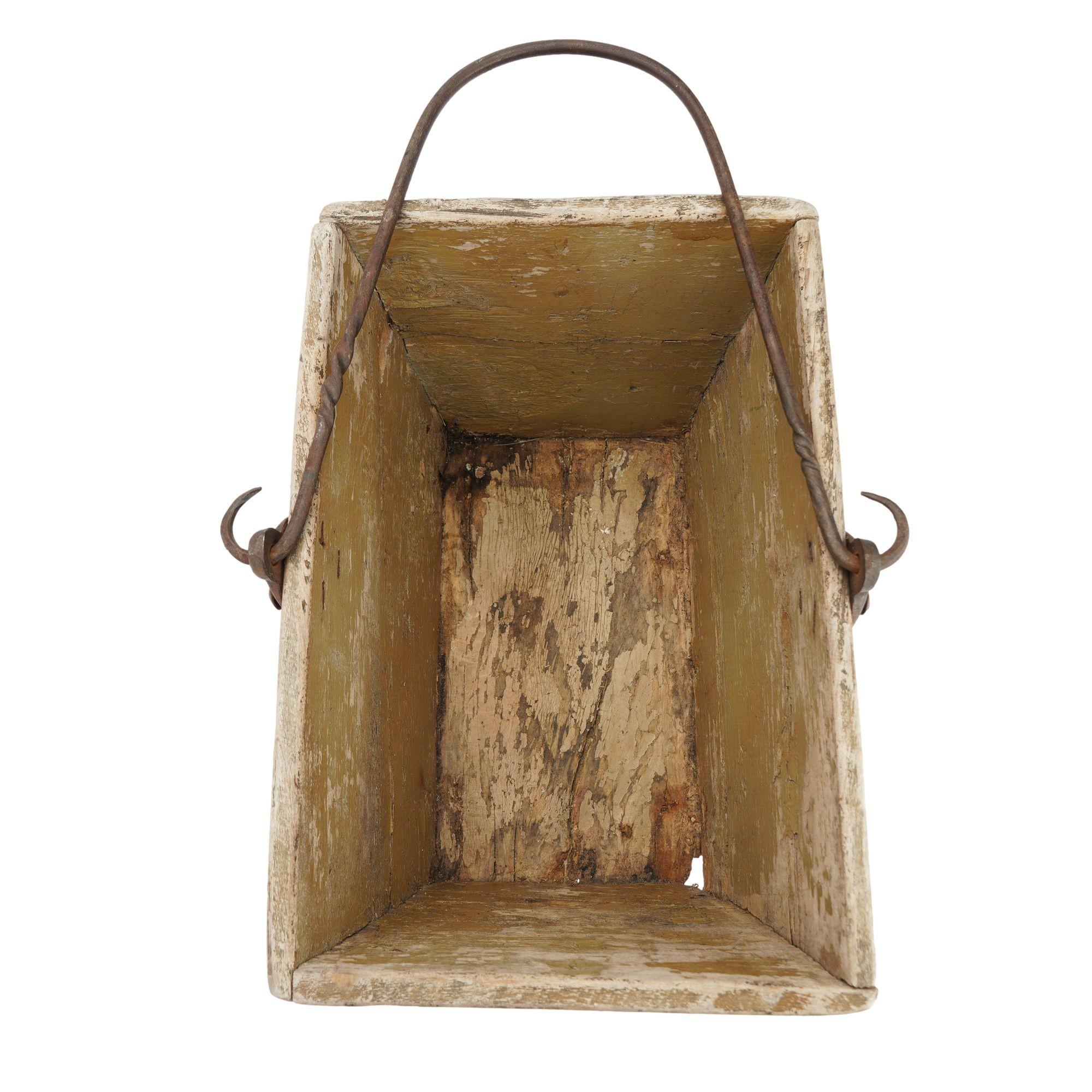 Distressed French painted wood garden trug, 1880-1910 For Sale 8
