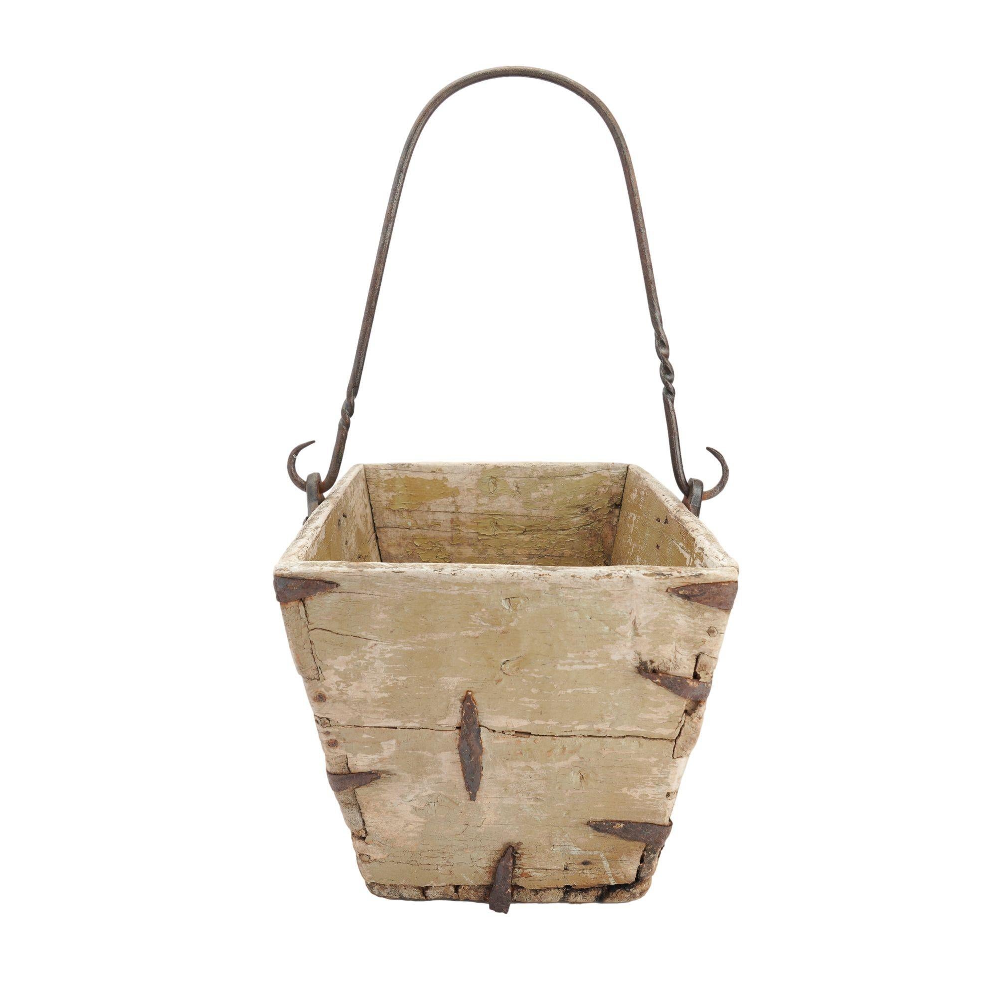 Un trug da giardino in legno fatto a mano, unito da code di colomba e chiodi in ferro forgiati a mano con rinforzi in ferro sbalzato. Il manico è in ferro forgiato a mano con un elemento di torsione in corda e un gancio per il guardiano in ferro