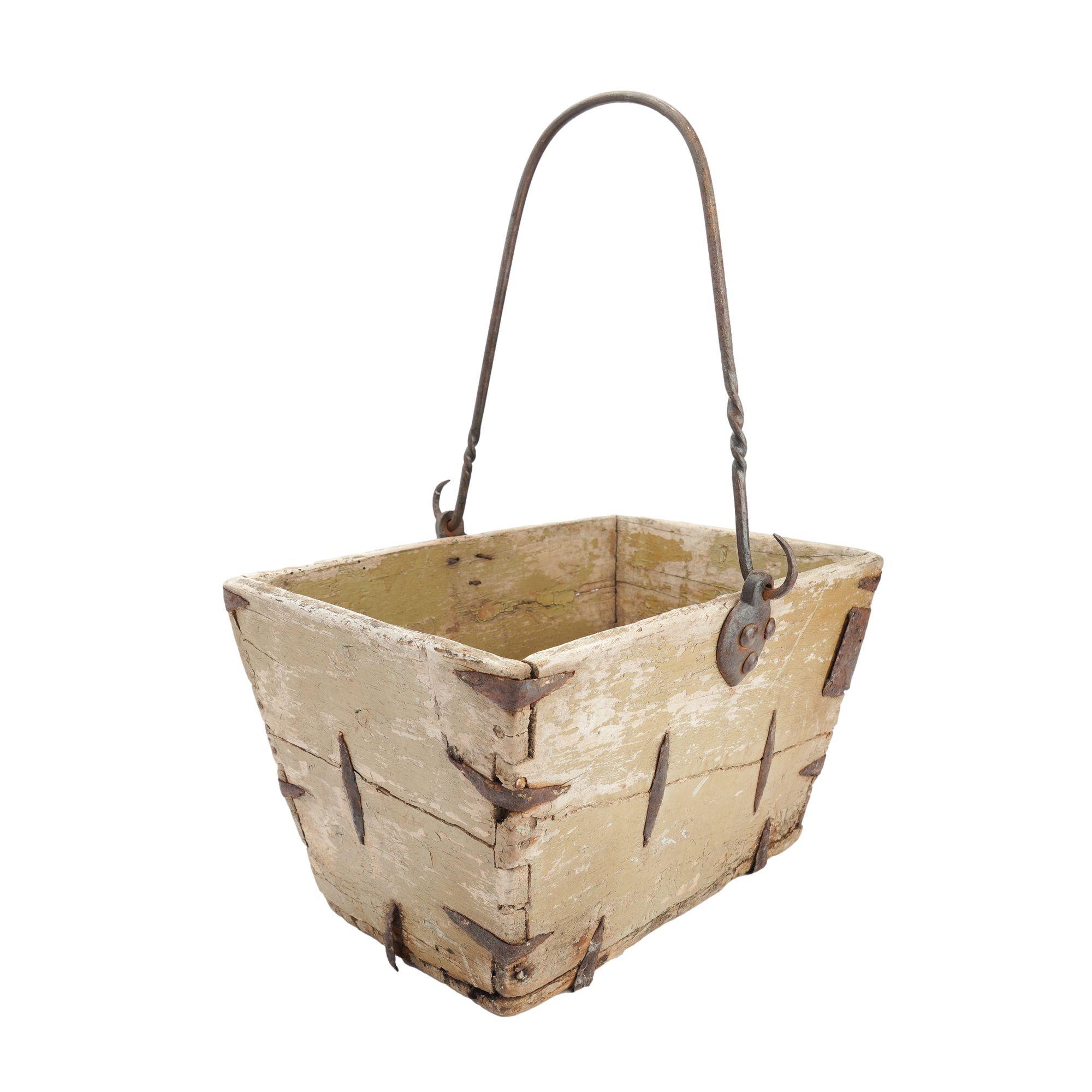 Distressed French painted wood garden trug, 1880-1910 In Distressed Condition For Sale In Kenilworth, IL