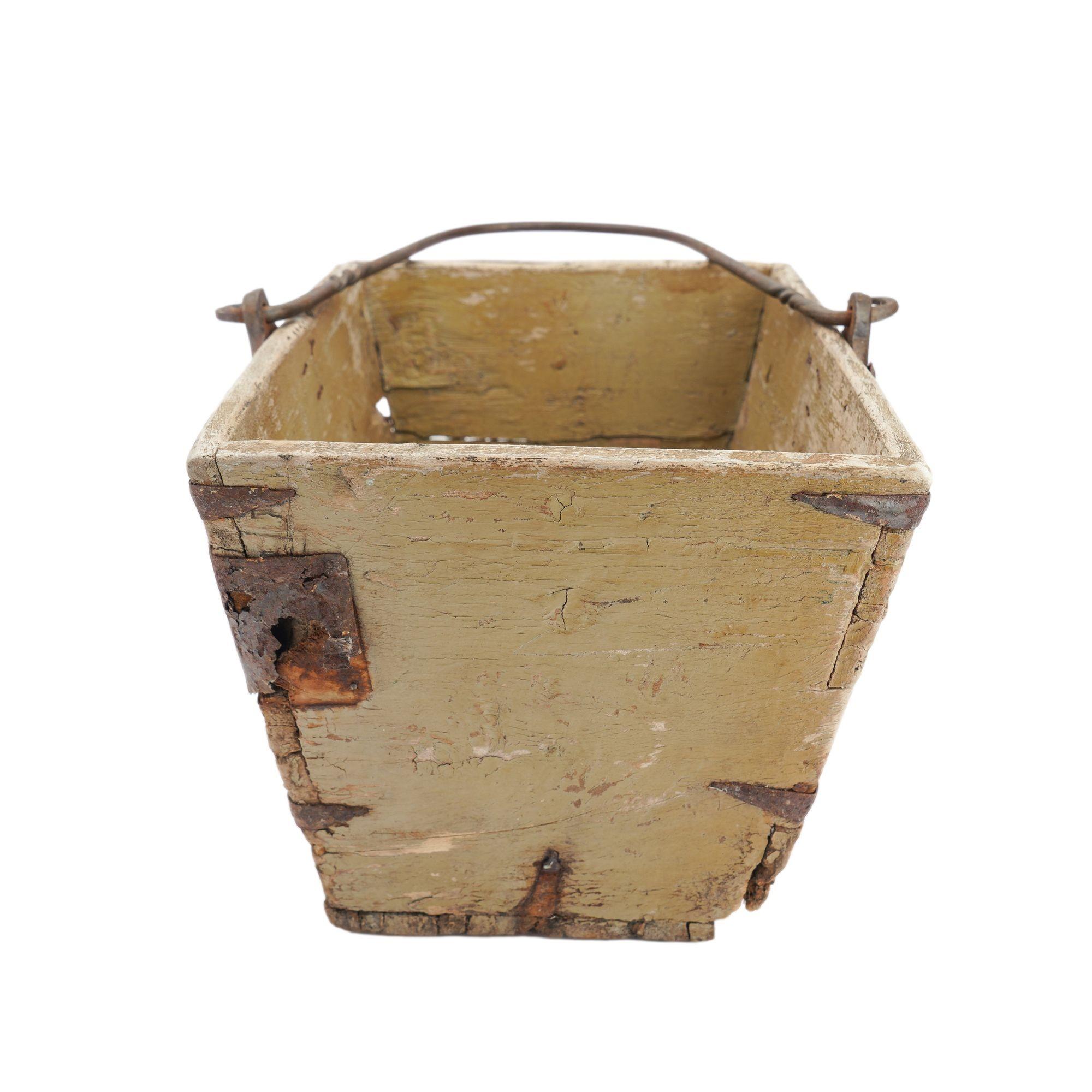 Distressed French painted wood garden trug, 1880-1910 For Sale 1