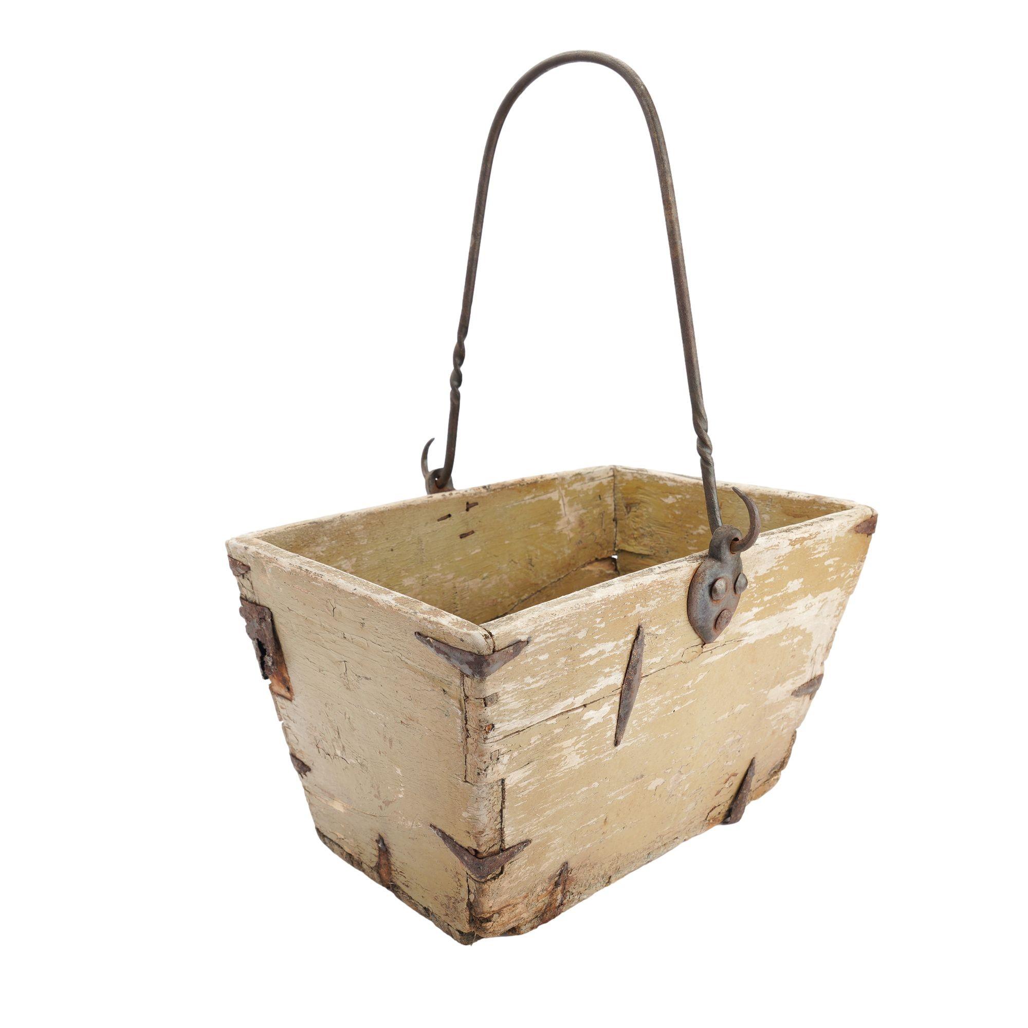 Distressed French painted wood garden trug, 1880-1910 For Sale 2