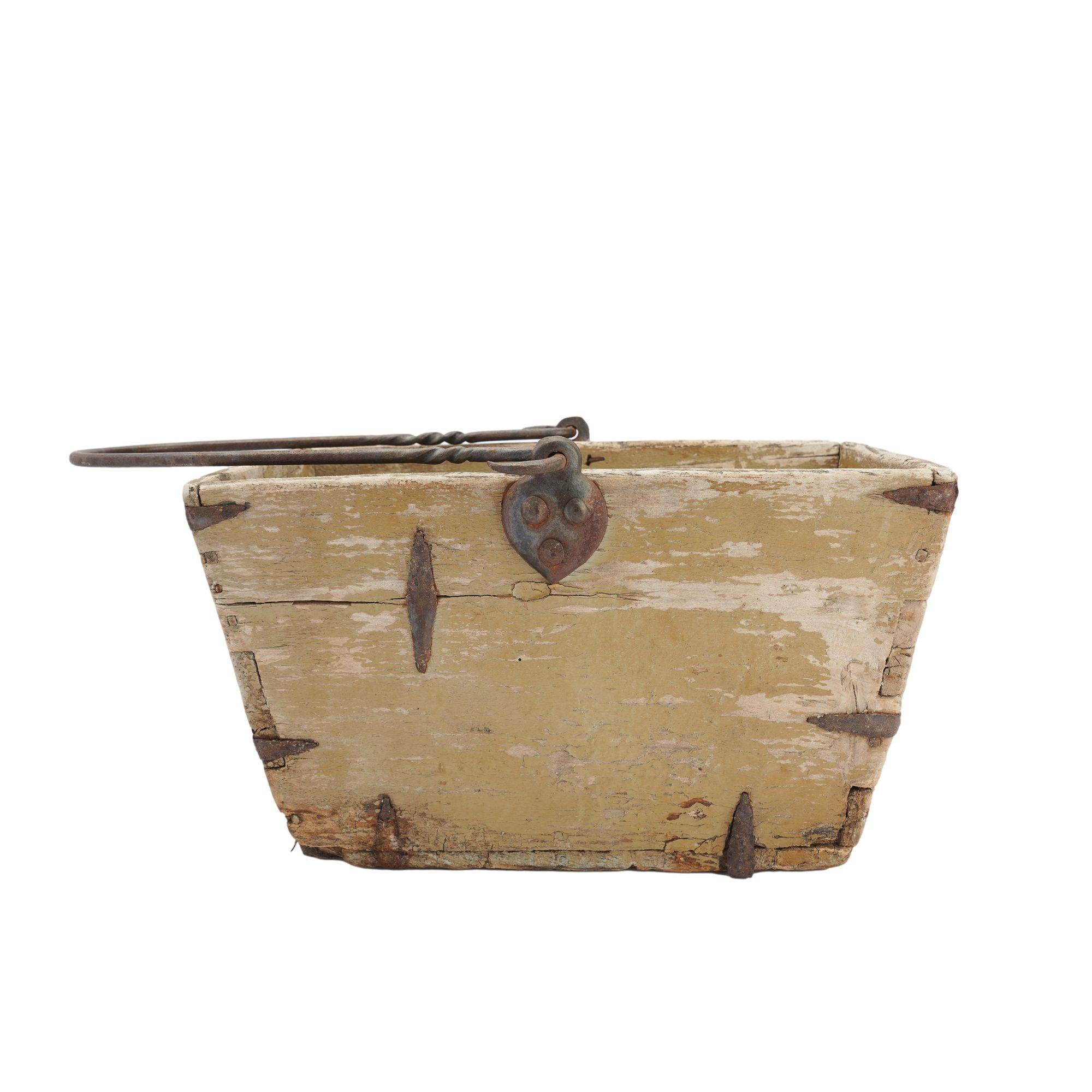 Distressed French painted wood garden trug, 1880-1910 For Sale 3
