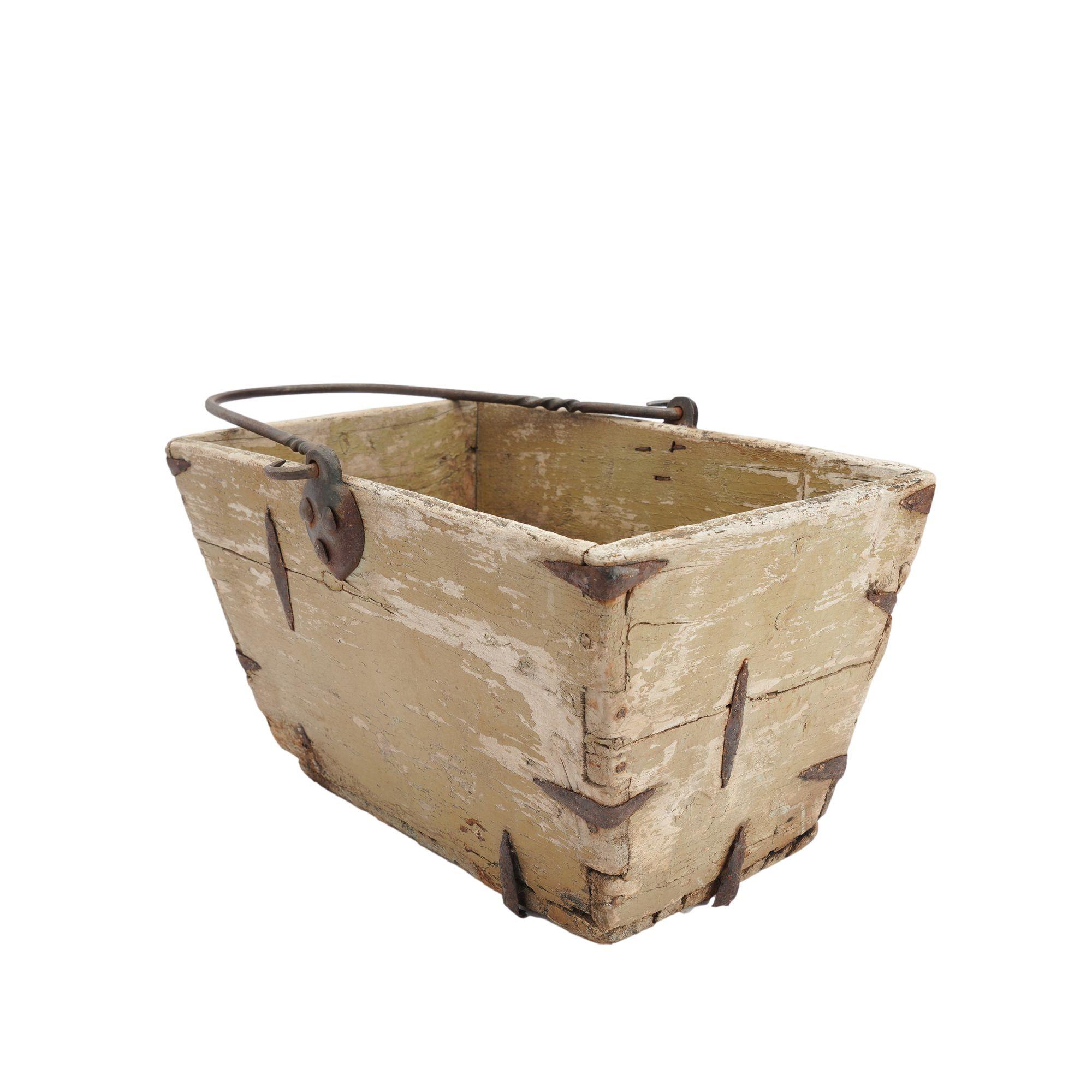 Distressed French painted wood garden trug, 1880-1910 For Sale 4