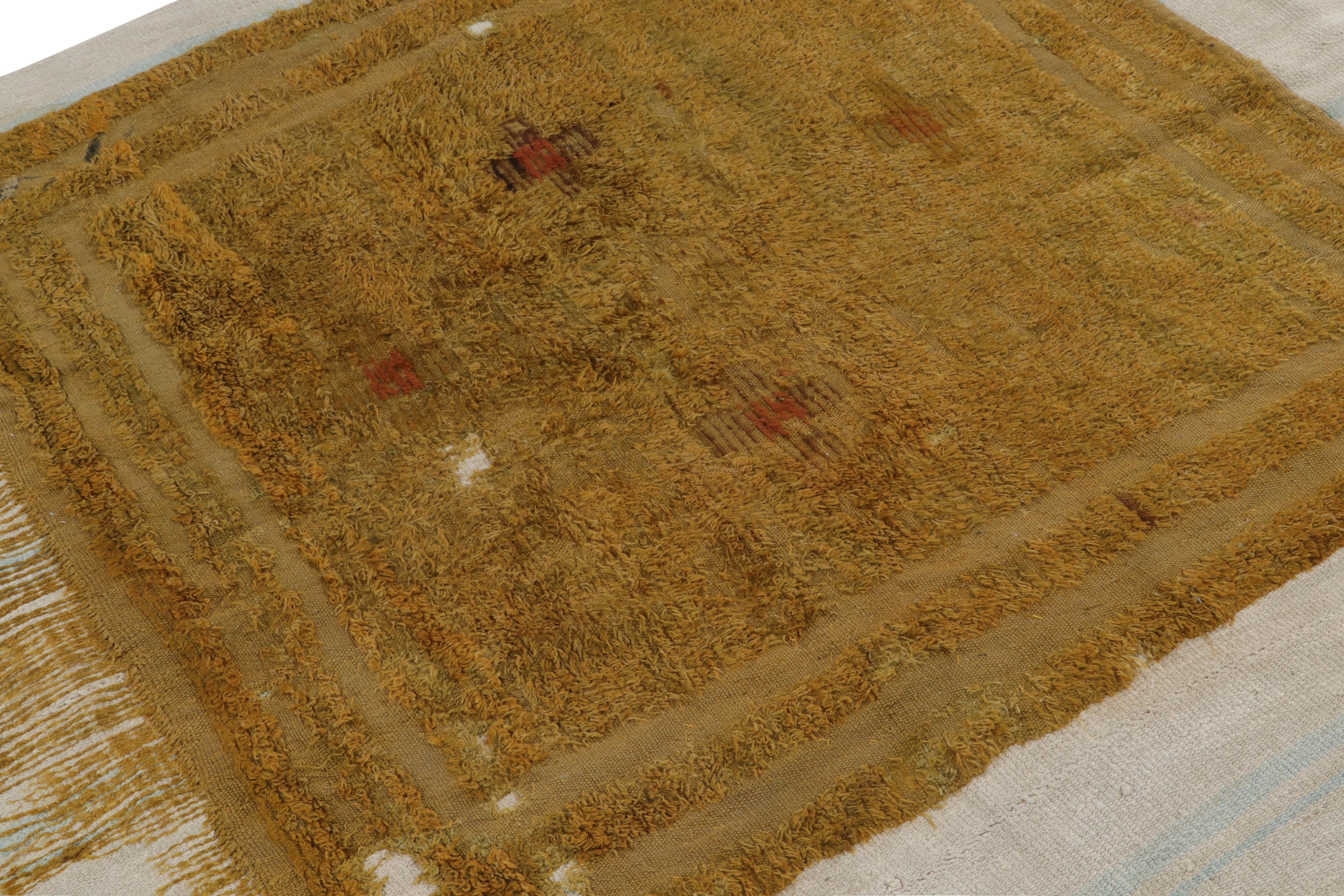 Teppich & Kelim's Distressed Gold Fragment Teppich auf grauem und blauem Flachgewebe (Handgeknüpft) im Angebot