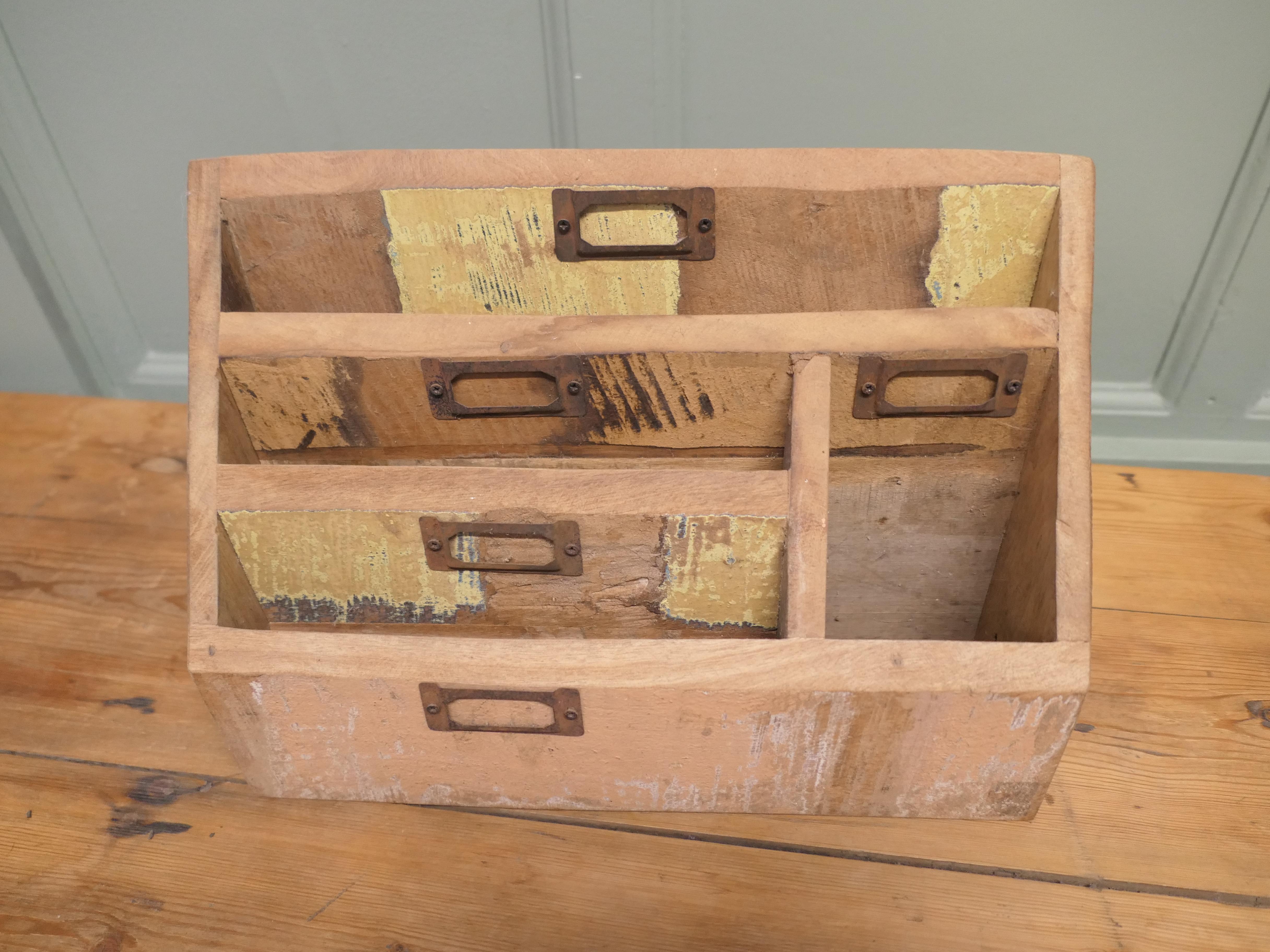 Rustico Scaffale per lettere fisso da scrivania dall'aspetto industriale e invecchiato in vendita