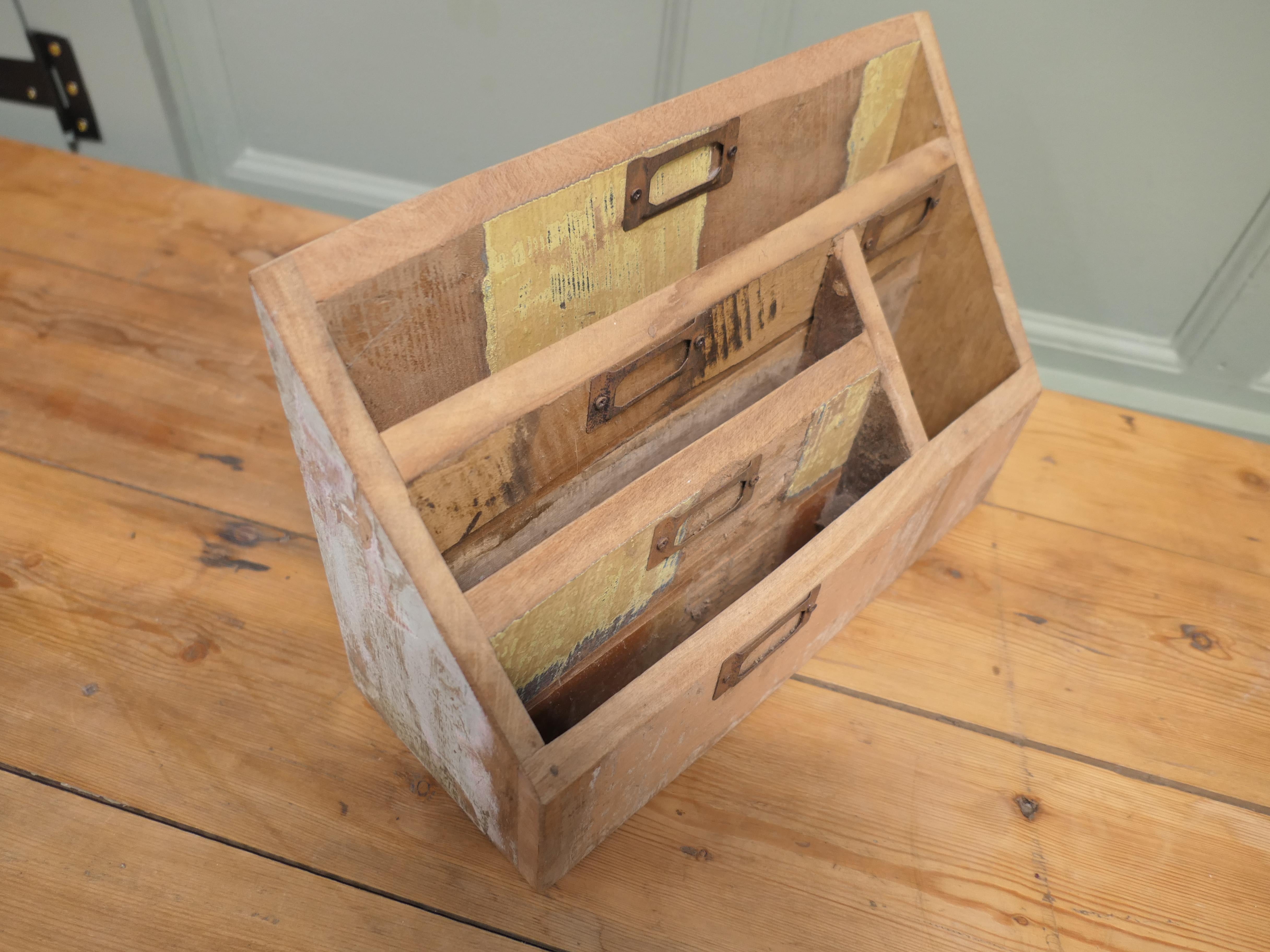 Scaffale per lettere fisso da scrivania dall'aspetto industriale e invecchiato In condizioni buone in vendita a Godshill, Isle of Wight