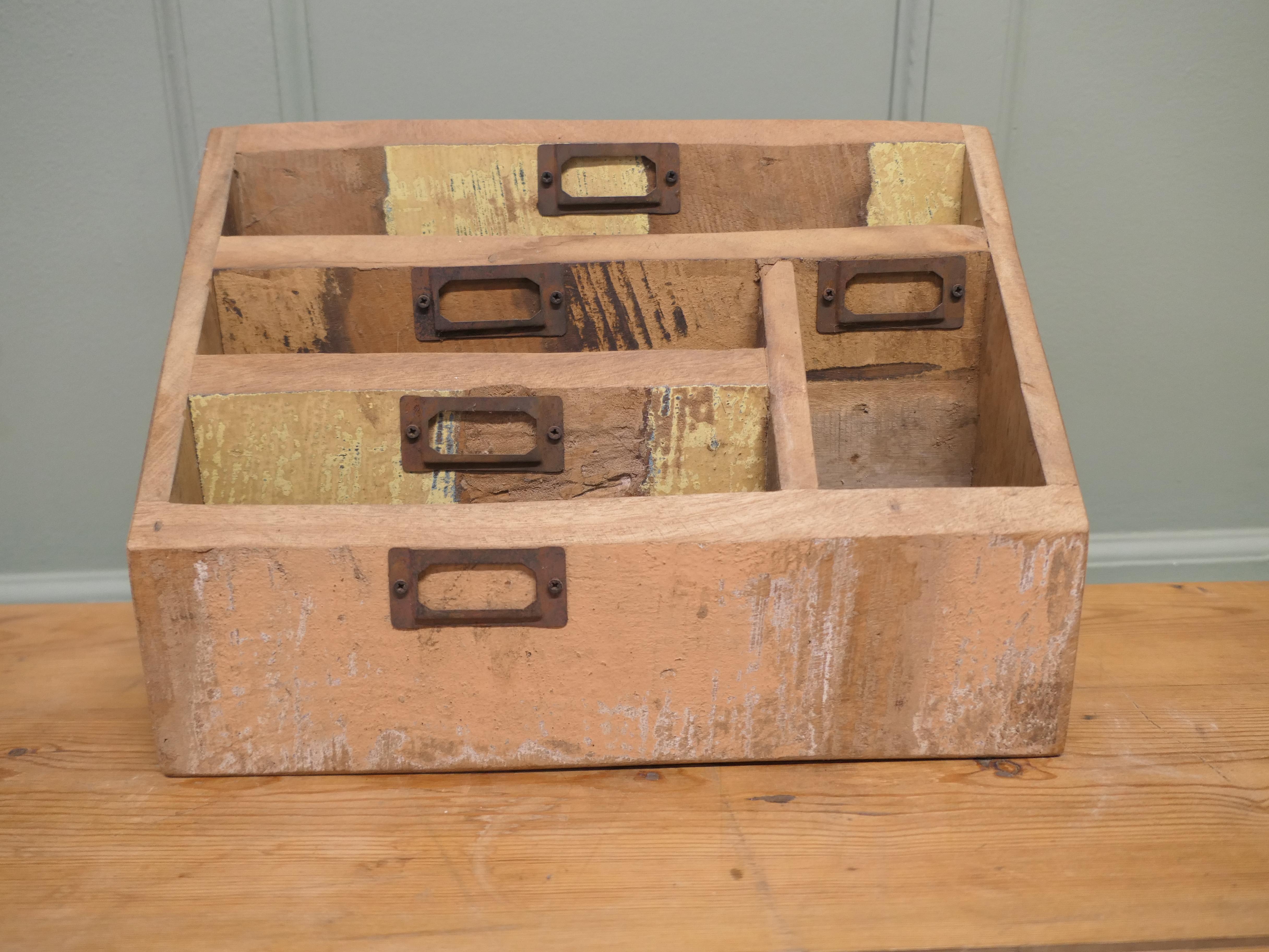 Fine XX secolo Scaffale per lettere fisso da scrivania dall'aspetto industriale e invecchiato in vendita