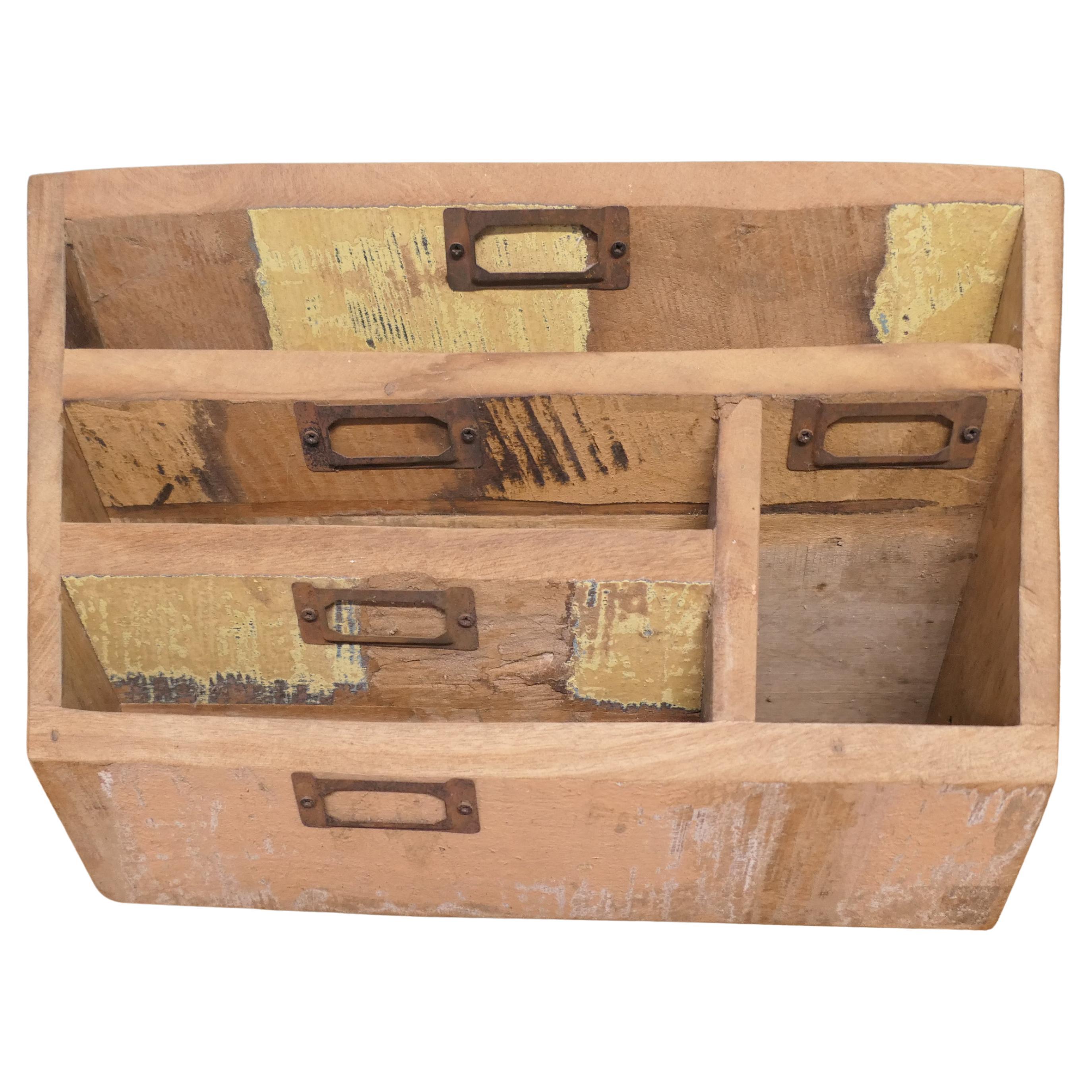 Scaffale per lettere fisso da scrivania dall
aspetto industriale e invecchiato in vendita