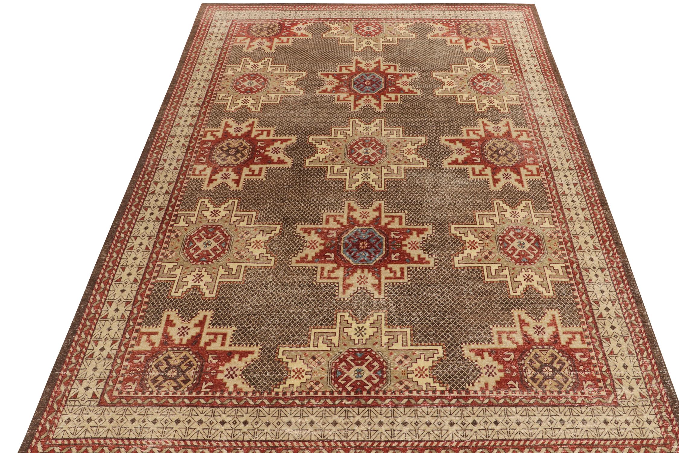 De la collection Homage de Rug & Kilim, un tapis tribal 10x14 de style désuet inspiré du célèbre style Kuba caucasien. Nouée à la main en laine, cette vision rustique prêche la tradition avec des motifs tribaux englobant le motif étoilé connoté