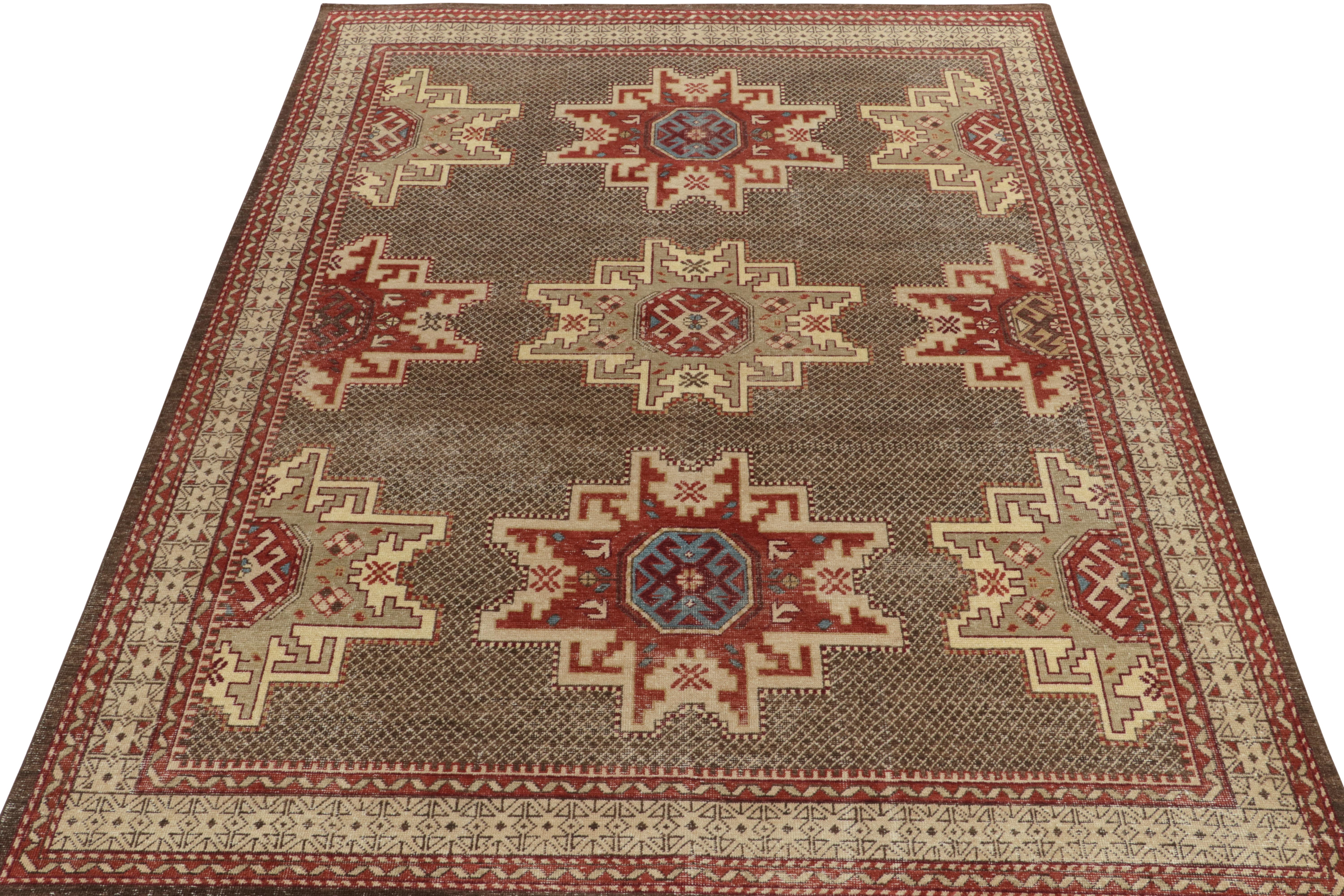 Alfombra estilo Kuba envejecida de Rug & Kilim en rojo, medallones beige-marrón Tribal en venta
