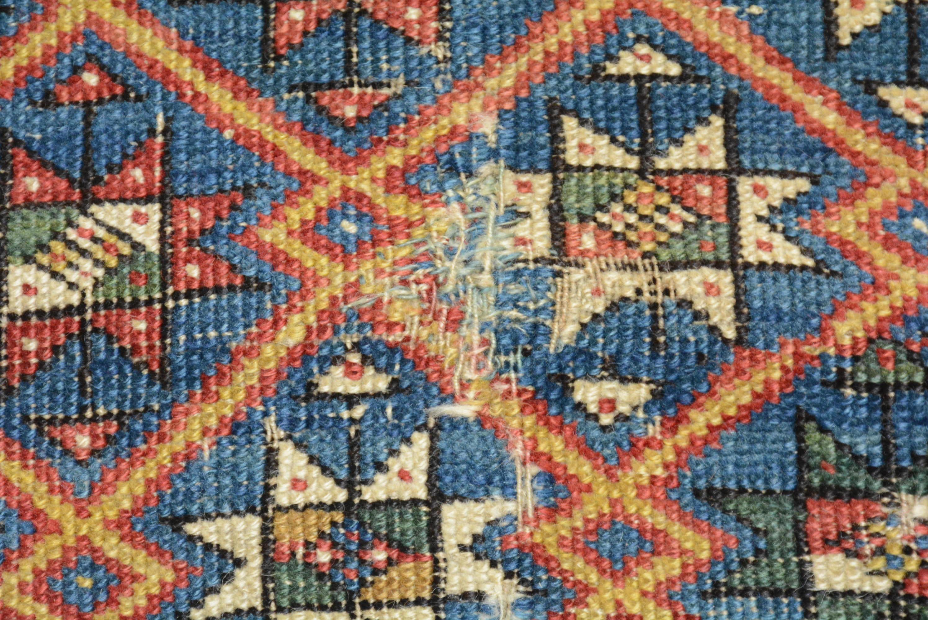 Tissage Chemin de table kuba caucasien de la fin du 19e siècle, vieilli en vente