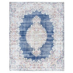Tapis persan Kerman vintage en laine usée à l'aspect vieilli, noué à la main, bleu jean