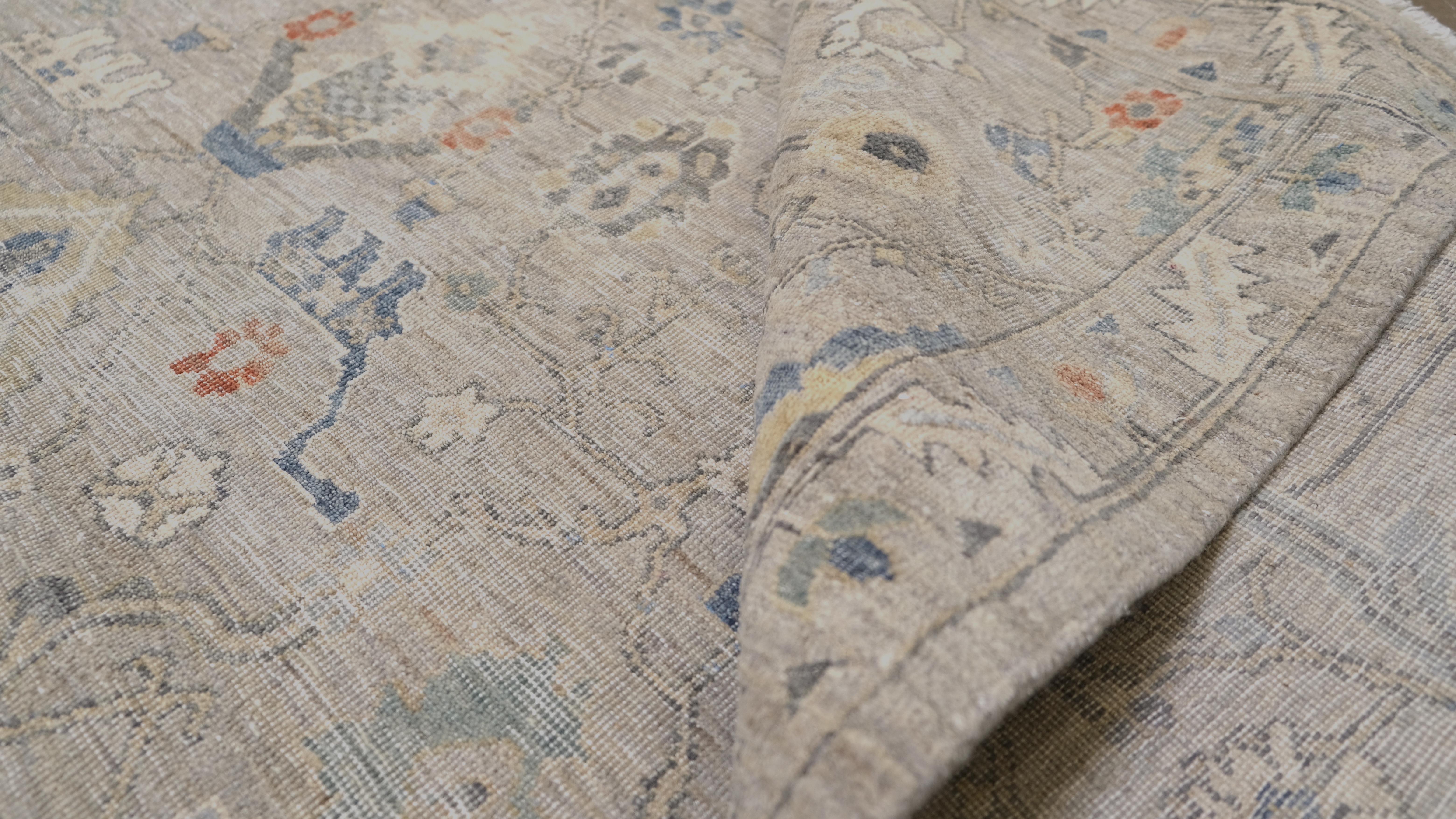 Cette laine nouée à la main  incarne l'élégance intemporelle, avec un délicat motif floral dans une palette de couleurs neutres joliment vieillies. Les douces nuances de beige, de rouge, d'ivoire, de bleus sourds et de tons terreux créent un look
