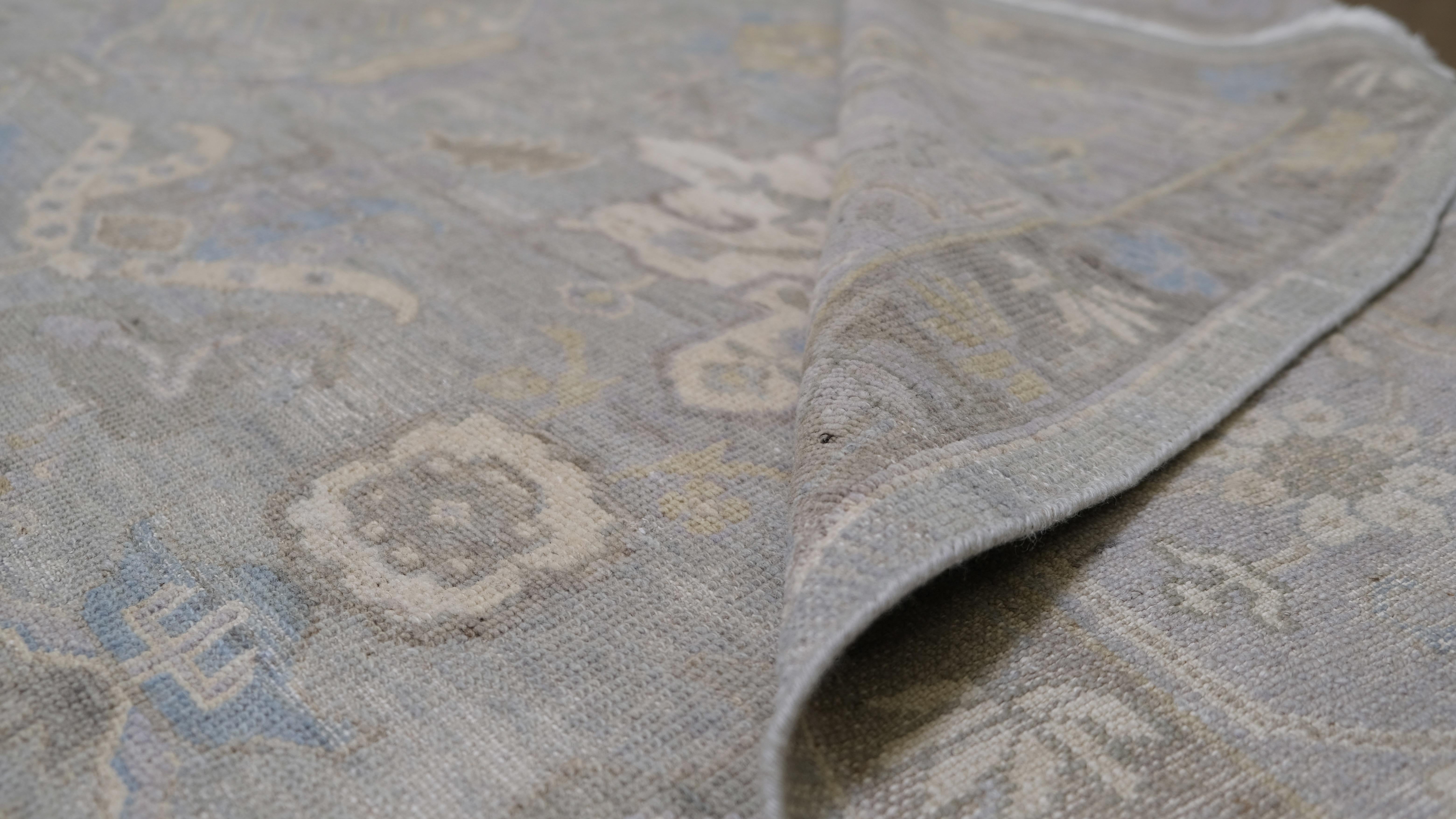 Gemusterter Mahal-Wollteppich in Neutralgrau im Used-Look 12'1''x14'6'' im Used-Look (Asiatisch) im Angebot