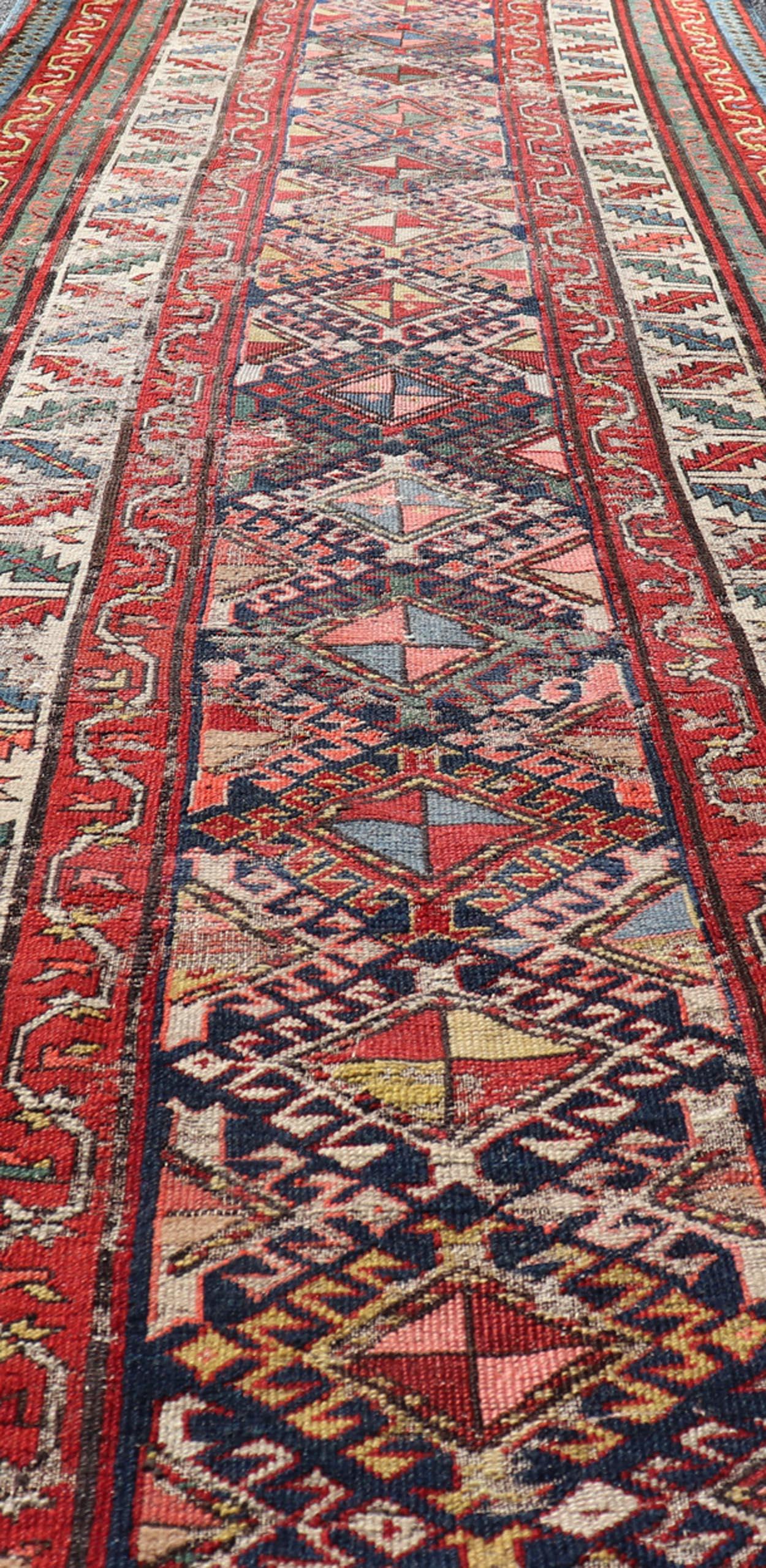 Alfombra antigua caucásica kazaka con medallones geométricos desgastados en venta 2