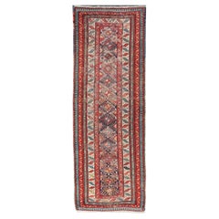 Tapis caucasien ancien en médaillon vieilli avec médaillons géométriques