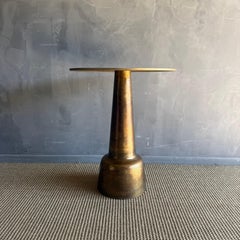 Mesa auxiliar de metal envejecido con acabado antiguo