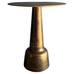 Mesa auxiliar de metal envejecido con acabado antiguo