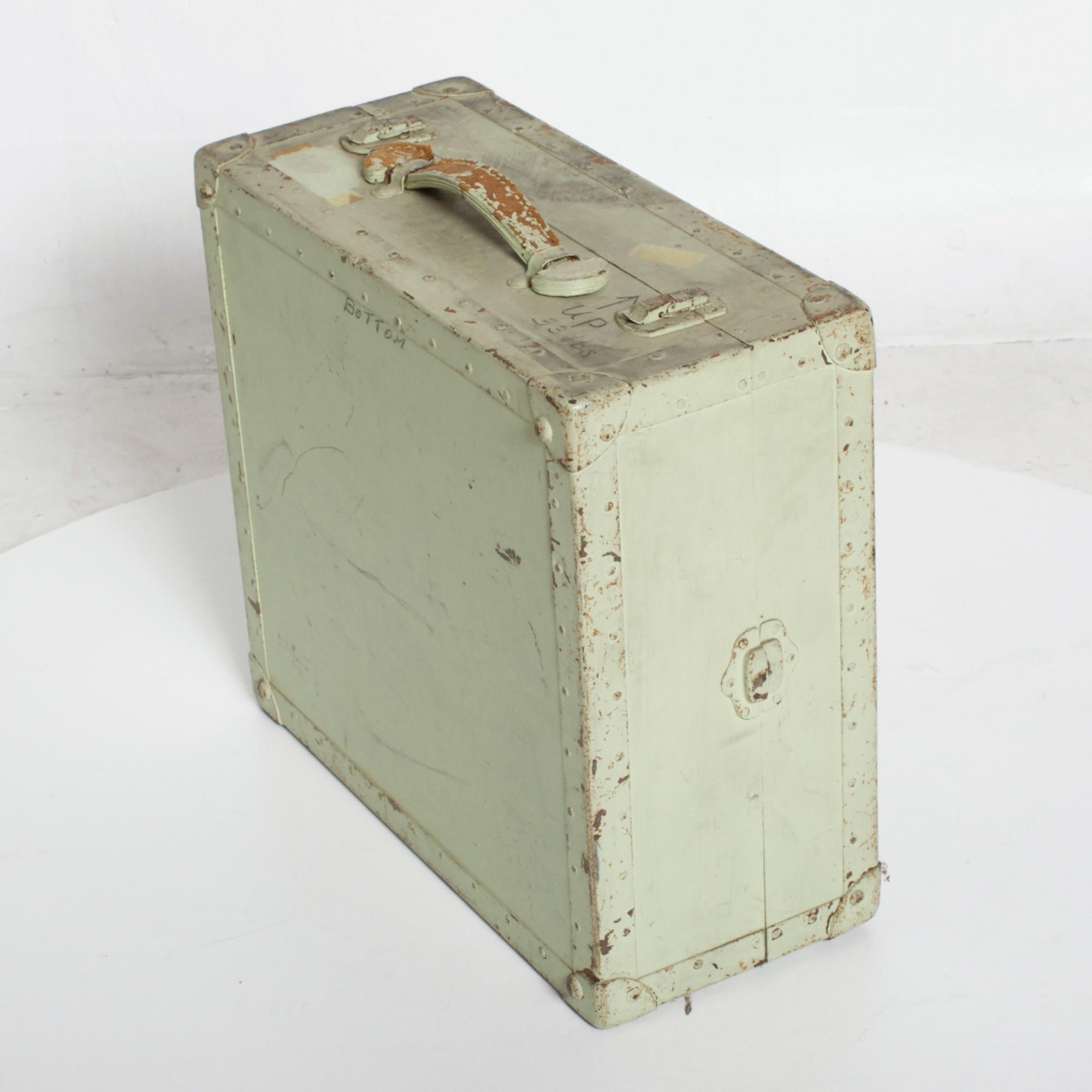  Vintage Military Carry case handled box in wood with leather handles, painted light green
 17.5 W x 7.75H x 15.75 D
Original vintage distressed condition preowned wear and age visible. Wonderful character and charm.
Refer to images please.
