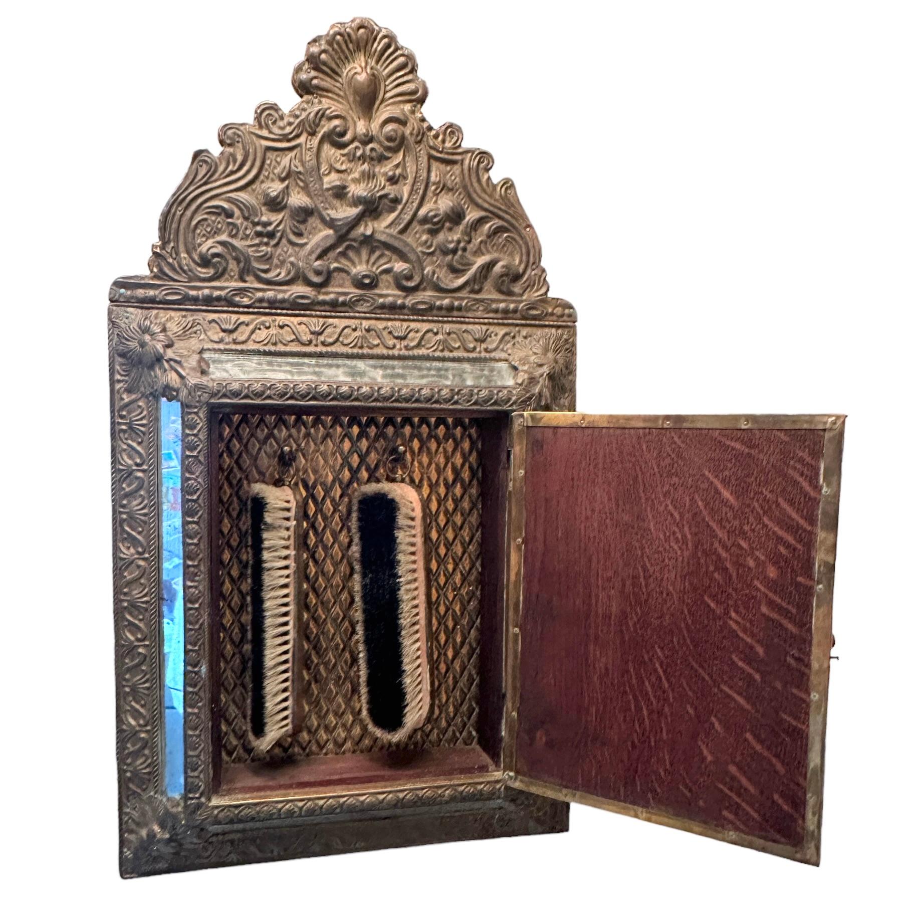 Verspiegelter Wandschrank im Used-Look, Holz mit Messingbezug, antik, 1890er Jahre im Angebot 2