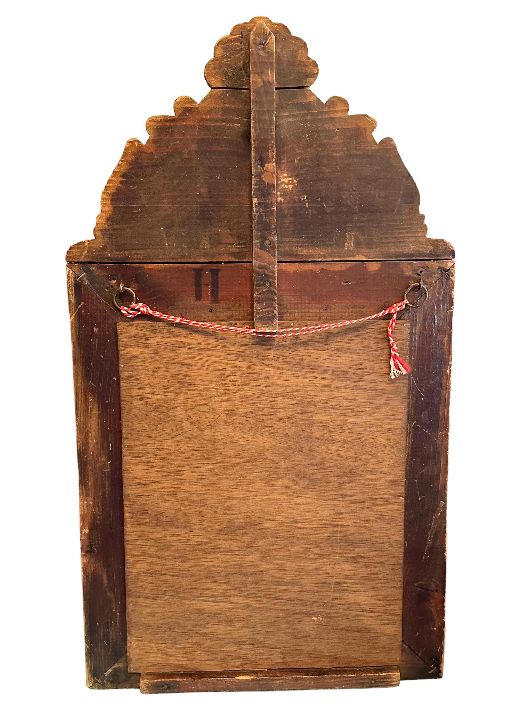 Verspiegelter Wandschrank im Used-Look, Holz mit Messingbezug, antik, 1890er Jahre im Angebot 3