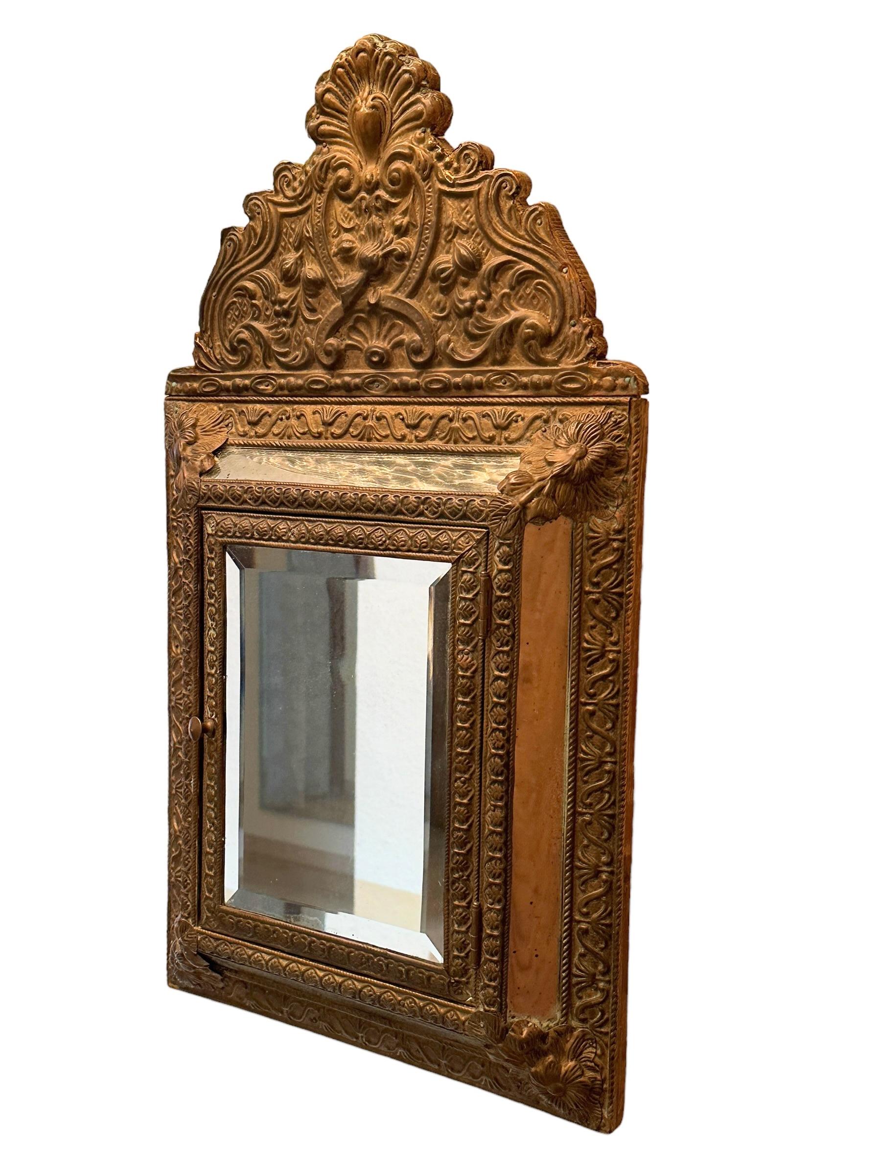 Verspiegelter Wandschrank im Used-Look, Holz mit Messingbezug, antik, 1890er Jahre (Schwarzwald) im Angebot