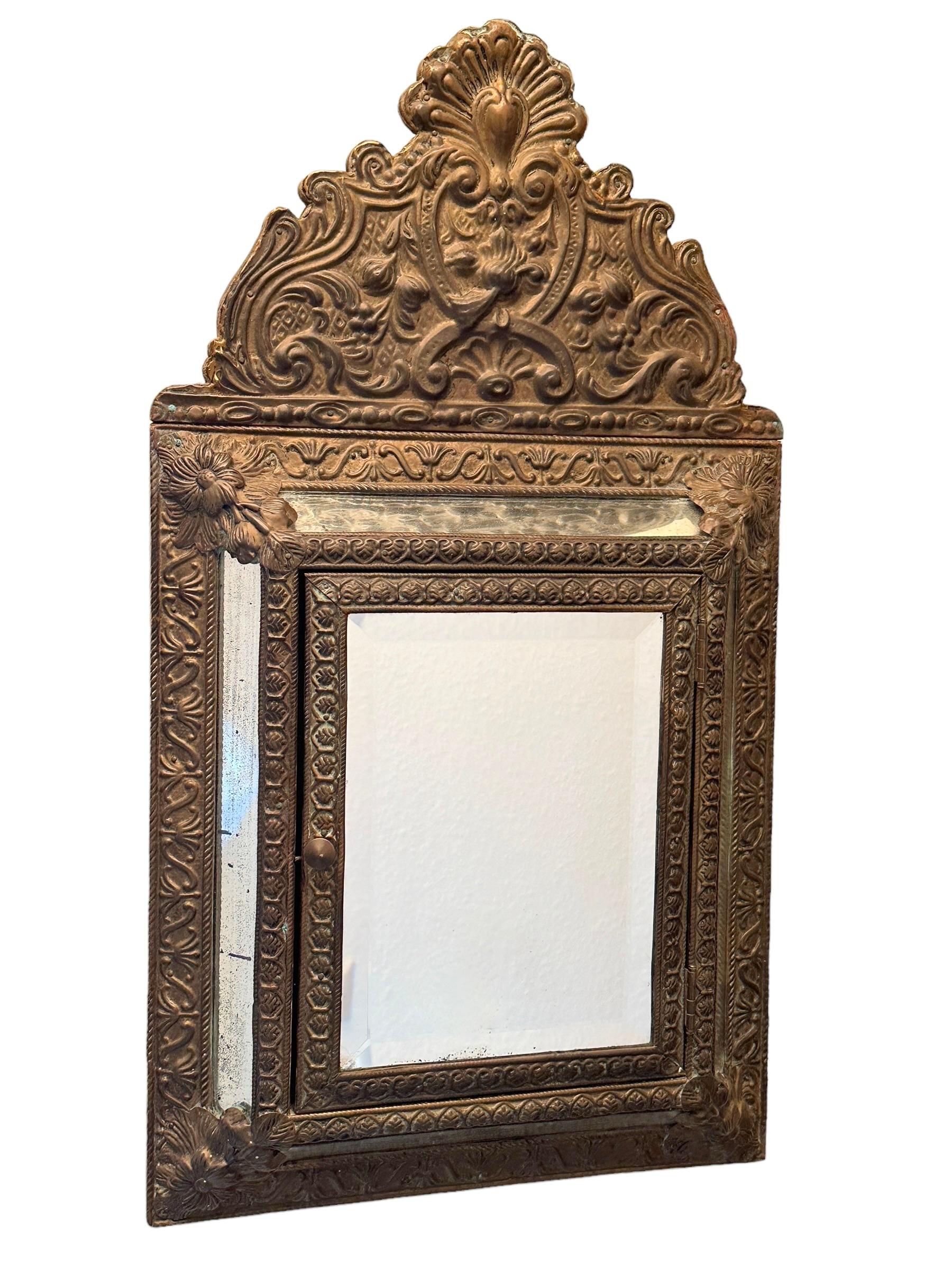 Verspiegelter Wandschrank im Used-Look, Holz mit Messingbezug, antik, 1890er Jahre (Deutsch) im Angebot