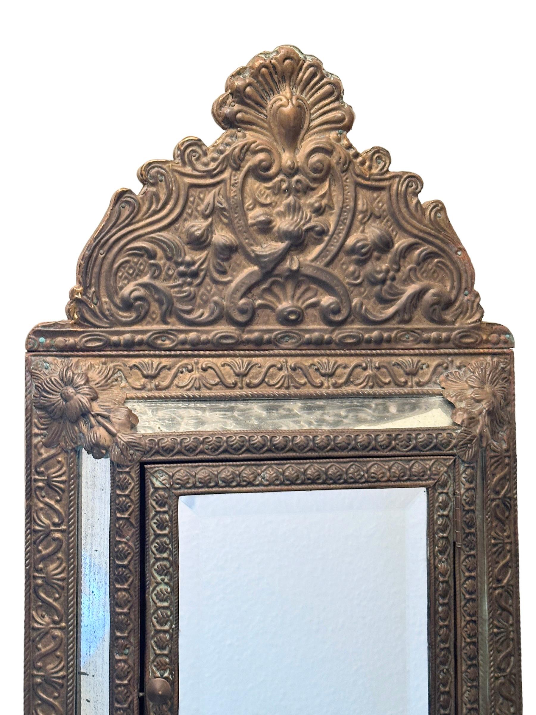 Verspiegelter Wandschrank im Used-Look, Holz mit Messingbezug, antik, 1890er Jahre (Handgefertigt) im Angebot