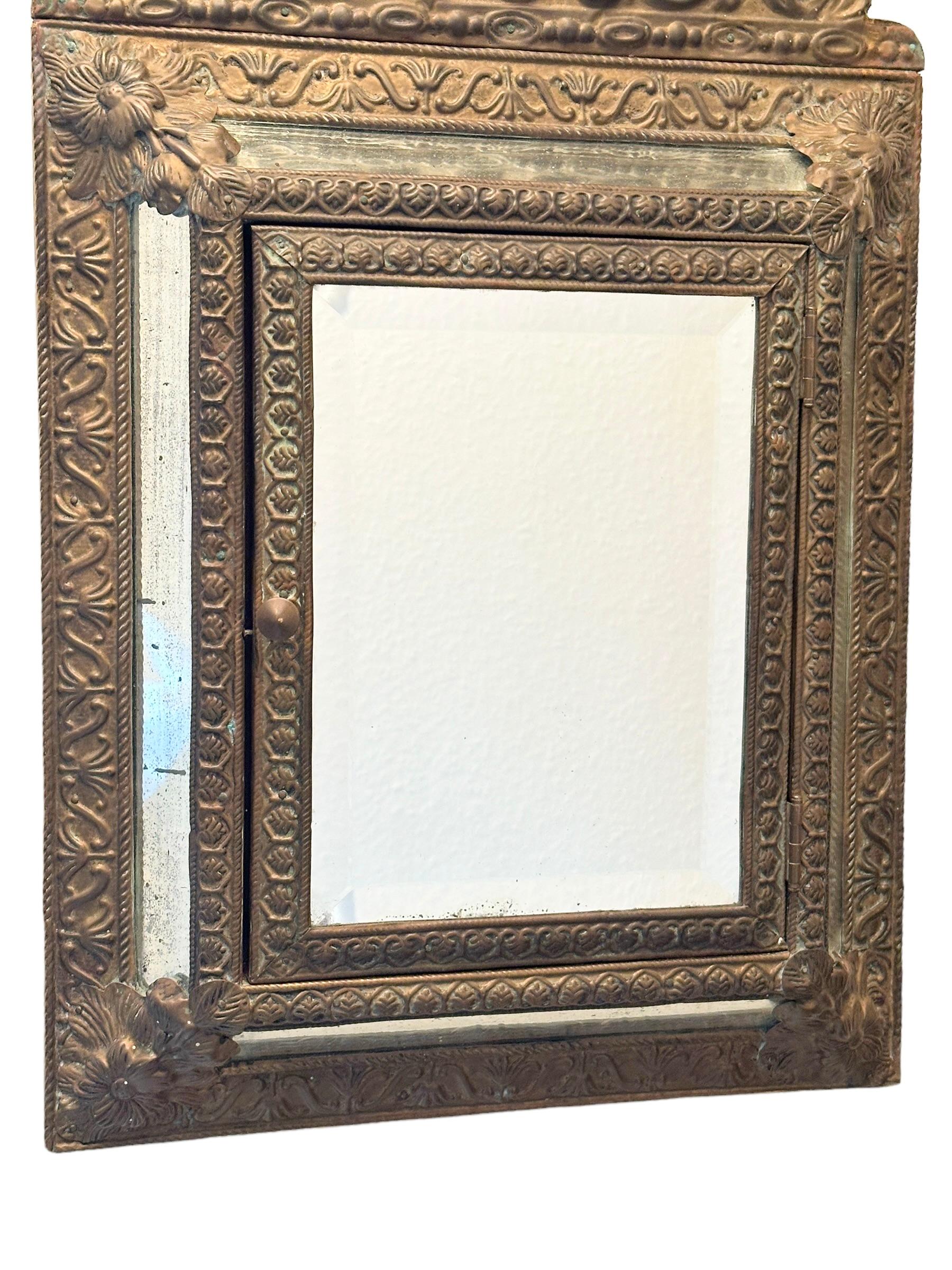Verspiegelter Wandschrank im Used-Look, Holz mit Messingbezug, antik, 1890er Jahre im Zustand „Gut“ im Angebot in Nuernberg, DE
