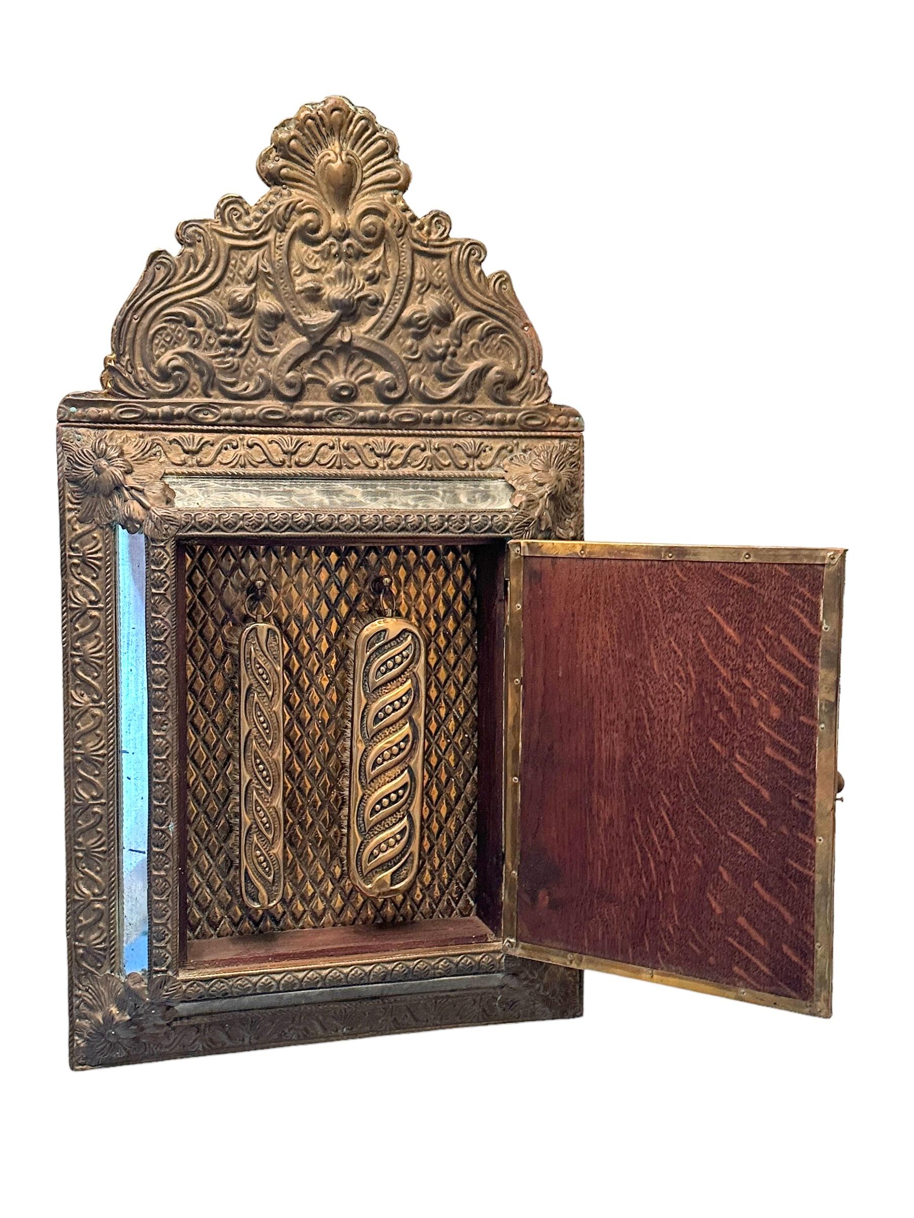 Verspiegelter Wandschrank im Used-Look, Holz mit Messingbezug, antik, 1890er Jahre (19. Jahrhundert) im Angebot